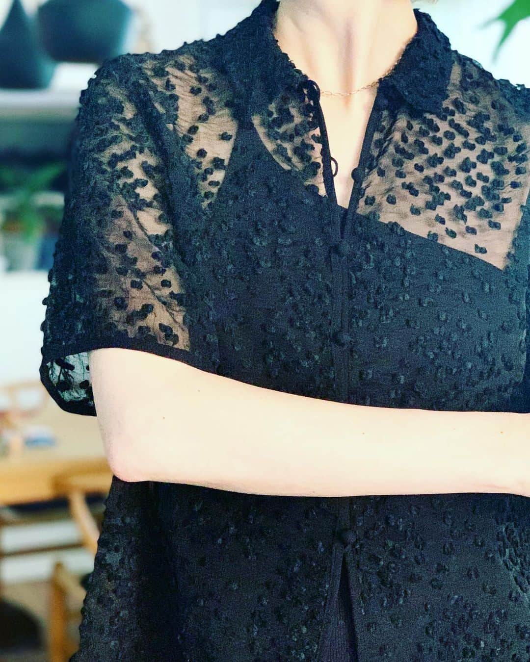 のインスタグラム：「Cut jacquard Blouse @aewen_matoph  表情のあるカットジャカード地は、イウエンマトフでは定番になってきた素材感。毎シーズン生地の開発に尽力しています。 今季はキュプラとコットンでシアー感と立体感を表現し品良く仕上げました。クルミボタンとトリミングで女性らしく フォーマルな印象もありますが、私はダメージデニムと合わせて、カジュアルに着ています ホワイトもありますよ  今日は久しぶりにオフィスへ サクっと打ち合わせですが、楽しみになってます  #aewenmatoph #イウエンマトフ #cutjacquardblouse」