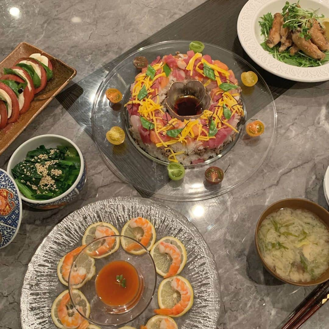 谷岡美沙紀さんのインスタグラム写真 - (谷岡美沙紀Instagram)「自粛ひまで、﻿ 料理くらいしかする事ないww﻿ 食べたいもの詰め込んだ☺️☺️﻿ スイッチ入って作りすぎちゃう☺️☺️﻿ うぅ🥺🥺🥺🥺﻿ 夜作りすぎて2日くらいかけて﻿ 消費する日々です﻿ ﻿ ﻿ ﻿ ﻿ ﻿ ﻿ ﻿ ﻿ ﻿ ﻿ ﻿ ﻿ ﻿ #ちらし寿司#パーティーごはん #ダイエット #ダイエットメニュー #おうちごはん#おうちcafe #よるごはん #中華#和食ごはん #instagood #instafood #me#l4l #l4likes #followforfollowback #followｍe #野菜料理 #手料理　#おうちごはんlover #料理好きな人と繋がりたい﻿」4月22日 9時09分 - misakitanioka_official