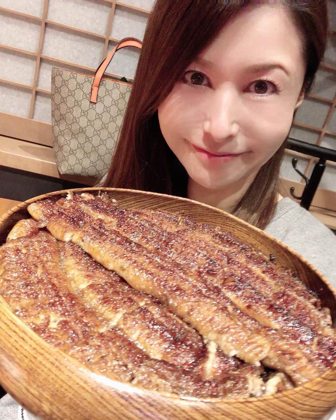 小鳥寿未代さんのインスタグラム写真 - (小鳥寿未代Instagram)「おか富士のひつまぶしお誕生日ケーキ🎂 ひつまぶし3人から4人分(●˙​ਊ˙●) ガッツリいただきました☆ 免疫力アップ⤴️ @norinori_0607 さんありがとうございました♫  @sumiyaki.unafuji  @unau.okafuji  #うなぎ #ウナギ #鰻 #ひつまぶし  #おか富士 #うな富士 #免疫力アップ  #takeout #togo #個室 今日は #名古屋グルメ #グルメ #dinner  #飲食店応援 応援 #コロナに負けるな  #テイクアウト いつもは　#自粛  #お家時間 #自分の身は自分で守る  #covit19 #小鳥寿未代」4月22日 20時05分 - piyopiyo777