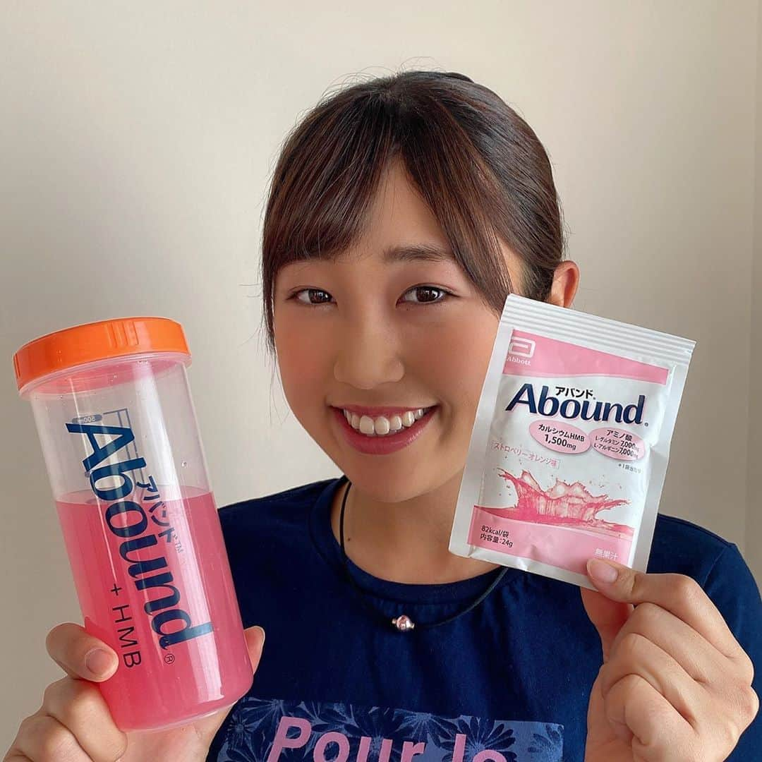 菅沼菜々さんのインスタグラム写真 - (菅沼菜々Instagram)「試合中やトレーニング時にいつも飲んでいる「Abound(アバンド)」ですが、今年からアバンドアンバサダーとして、皆さんに色々とお伝えをさせていただきます。 今日のトピックは、「Abound(アバンド)」の会社であるAbbott(アボット)が、今回の新型コロナウイルスの検査キットをアメリカで発売、あのトランプ大統領が試しています。  お時間がある時にYouTubeで 「Abbott COVID-19 trump」 で検索してください。 動画の約1分経過頃にトランプ大統領が検査キットを取り出しますが、その箱の左上にAbbott(アボット)の企業ロゴが見えます✰ この検査キットが1日も早く日本に上陸すると良いですね！  #アボット #検査キット #アバンド #HMB #必須アミノ酸 #アルギニン #グルタミン #トレーニング #筋肉 #パフォーマンスUP #疲労回復 #免疫力UP #肌のうるおい #医療現場 #術後回復 #口内炎 #アバンド実感」4月22日 20時06分 - nanasuganuma_official