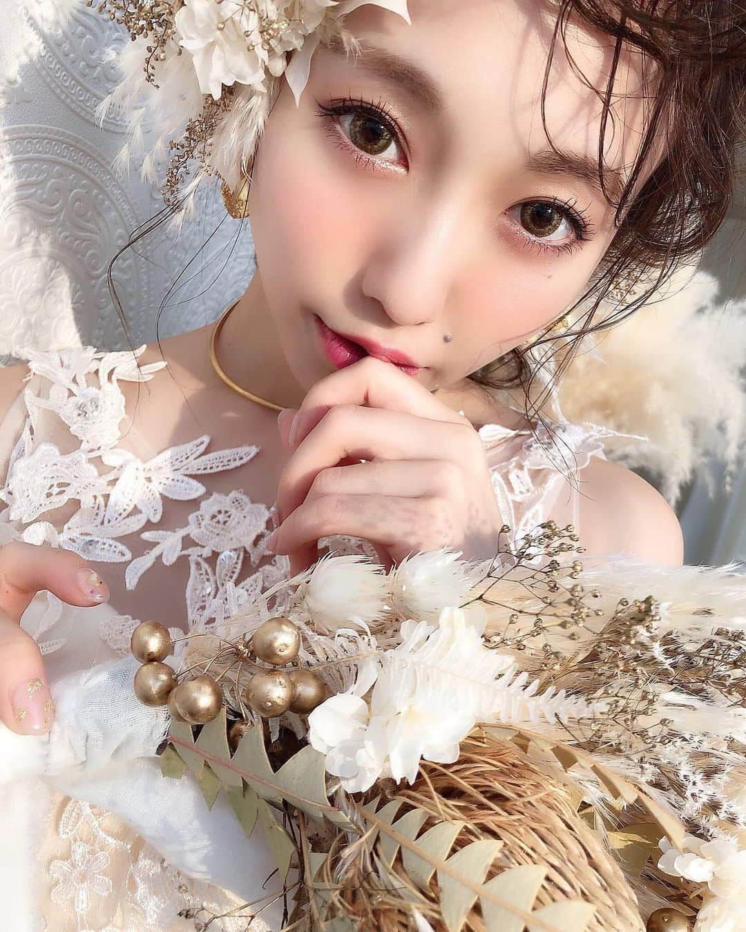 白岩まちこさんのインスタグラム写真 - (白岩まちこInstagram)「≫≫🆘...みんな助けて ㅤㅤㅤㅤㅤㅤㅤㅤㅤㅤㅤㅤㅤ ㅤㅤㅤㅤㅤㅤㅤㅤㅤㅤㅤㅤㅤ わたしのアイコン写真、 実は投稿したことなかったの🤭‼️ ㅤㅤㅤㅤㅤㅤㅤㅤㅤㅤㅤㅤㅤ ㅤㅤㅤㅤㅤㅤㅤㅤㅤㅤㅤㅤㅤ ㅤㅤㅤㅤㅤㅤㅤㅤㅤㅤㅤㅤㅤ でねでね、1枚目か2枚目、みんなはどっちがいいと思う🥺⁉️ ㅤㅤㅤㅤㅤㅤㅤㅤㅤㅤㅤㅤㅤ ㅤㅤㅤㅤㅤㅤㅤㅤㅤㅤㅤㅤㅤ ㅤㅤㅤㅤㅤㅤㅤㅤㅤㅤㅤㅤㅤ 近々プロフィールの文章を変えようと思ってて、 1枚目の写真すっごく気にいってるんやけど、 ２枚目も良いなーとか思い出して、、、🤔💭ㅤㅤㅤㅤㅤㅤㅤㅤㅤㅤㅤㅤㅤ  ㅤㅤㅤㅤㅤㅤㅤㅤㅤㅤㅤㅤㅤ ㅤㅤㅤㅤㅤㅤㅤㅤㅤㅤㅤㅤㅤ みんなの意見教えて🥺💓 ㅤㅤㅤㅤㅤㅤㅤㅤㅤㅤㅤㅤㅤ ㅤㅤㅤㅤㅤㅤㅤㅤㅤㅤㅤㅤㅤ ㅤㅤㅤㅤㅤㅤㅤㅤㅤㅤㅤㅤㅤ ㅤㅤㅤㅤㅤㅤㅤㅤㅤㅤㅤㅤㅤ 1枚目と2枚目、どっちが良い🥺⁉️ㅤㅤㅤㅤㅤㅤㅤㅤㅤㅤㅤㅤㅤ ㅤㅤㅤㅤㅤㅤㅤㅤㅤㅤㅤㅤㅤ ㅤㅤㅤㅤㅤㅤㅤㅤㅤㅤㅤㅤㅤ  #ウェディング#結婚式ヘアアレンジ#花嫁ヘア #ウェディングドレス#前撮り#結婚式アレンジ #ヘアアレンジ#アレンジヘア#結婚式ヘア #ヘッドドレス#シースルーバング#前髪アレンジ#前髪#涙袋#ビジョビ#ドレス#花嫁#花嫁美容 #ウェディングフォト#ウェディングヘア #プレ花嫁#フォトウェディング#結婚式 #ブライダル#白岩まちこ#花嫁ヘアスタイル #カラコン#メイク#ドアップ」4月22日 20時08分 - machichas