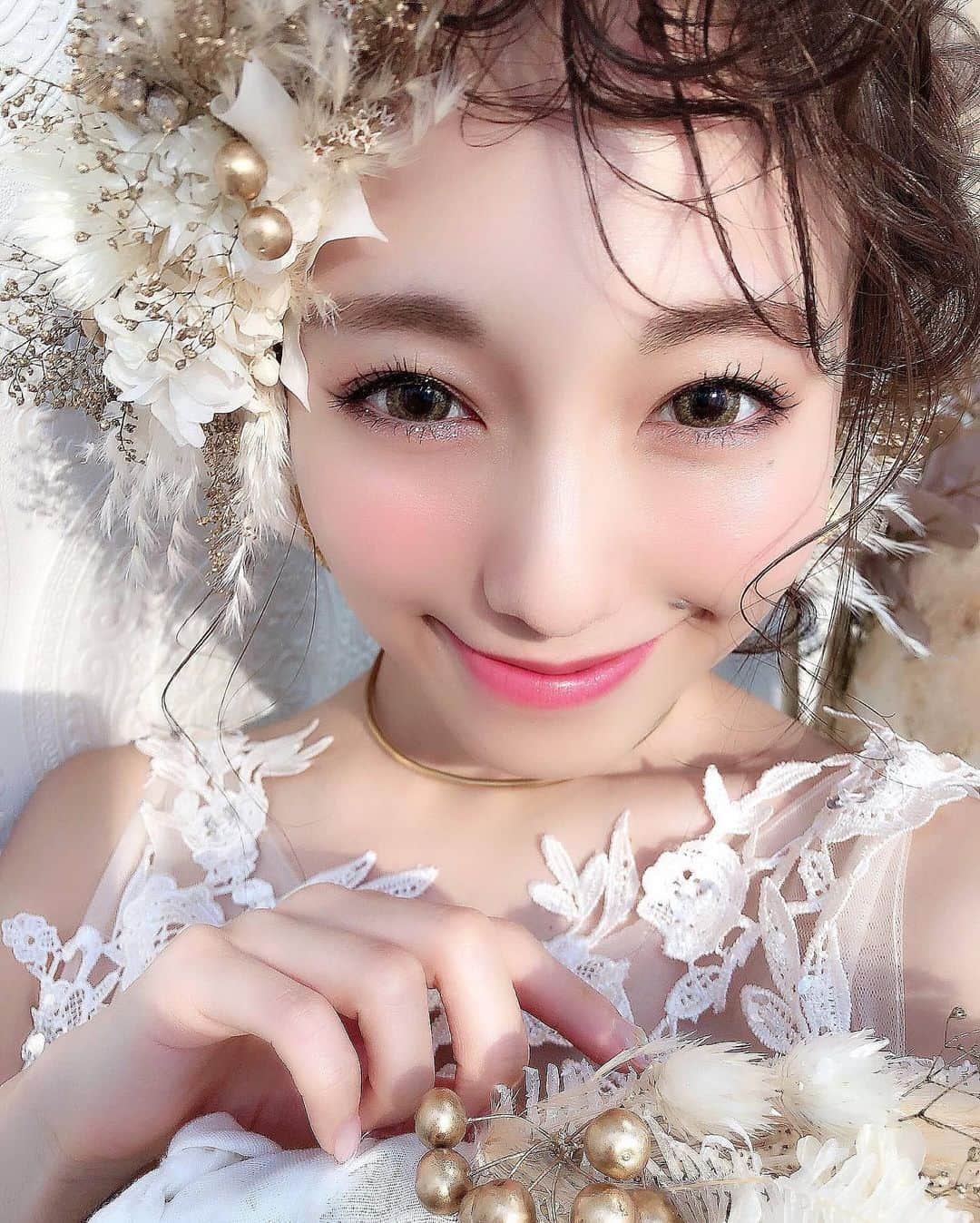 白岩まちこさんのインスタグラム写真 - (白岩まちこInstagram)「≫≫🆘...みんな助けて ㅤㅤㅤㅤㅤㅤㅤㅤㅤㅤㅤㅤㅤ ㅤㅤㅤㅤㅤㅤㅤㅤㅤㅤㅤㅤㅤ わたしのアイコン写真、 実は投稿したことなかったの🤭‼️ ㅤㅤㅤㅤㅤㅤㅤㅤㅤㅤㅤㅤㅤ ㅤㅤㅤㅤㅤㅤㅤㅤㅤㅤㅤㅤㅤ ㅤㅤㅤㅤㅤㅤㅤㅤㅤㅤㅤㅤㅤ でねでね、1枚目か2枚目、みんなはどっちがいいと思う🥺⁉️ ㅤㅤㅤㅤㅤㅤㅤㅤㅤㅤㅤㅤㅤ ㅤㅤㅤㅤㅤㅤㅤㅤㅤㅤㅤㅤㅤ ㅤㅤㅤㅤㅤㅤㅤㅤㅤㅤㅤㅤㅤ 近々プロフィールの文章を変えようと思ってて、 1枚目の写真すっごく気にいってるんやけど、 ２枚目も良いなーとか思い出して、、、🤔💭ㅤㅤㅤㅤㅤㅤㅤㅤㅤㅤㅤㅤㅤ  ㅤㅤㅤㅤㅤㅤㅤㅤㅤㅤㅤㅤㅤ ㅤㅤㅤㅤㅤㅤㅤㅤㅤㅤㅤㅤㅤ みんなの意見教えて🥺💓 ㅤㅤㅤㅤㅤㅤㅤㅤㅤㅤㅤㅤㅤ ㅤㅤㅤㅤㅤㅤㅤㅤㅤㅤㅤㅤㅤ ㅤㅤㅤㅤㅤㅤㅤㅤㅤㅤㅤㅤㅤ ㅤㅤㅤㅤㅤㅤㅤㅤㅤㅤㅤㅤㅤ 1枚目と2枚目、どっちが良い🥺⁉️ㅤㅤㅤㅤㅤㅤㅤㅤㅤㅤㅤㅤㅤ ㅤㅤㅤㅤㅤㅤㅤㅤㅤㅤㅤㅤㅤ ㅤㅤㅤㅤㅤㅤㅤㅤㅤㅤㅤㅤㅤ  #ウェディング#結婚式ヘアアレンジ#花嫁ヘア #ウェディングドレス#前撮り#結婚式アレンジ #ヘアアレンジ#アレンジヘア#結婚式ヘア #ヘッドドレス#シースルーバング#前髪アレンジ#前髪#涙袋#ビジョビ#ドレス#花嫁#花嫁美容 #ウェディングフォト#ウェディングヘア #プレ花嫁#フォトウェディング#結婚式 #ブライダル#白岩まちこ#花嫁ヘアスタイル #カラコン#メイク#ドアップ」4月22日 20時08分 - machichas