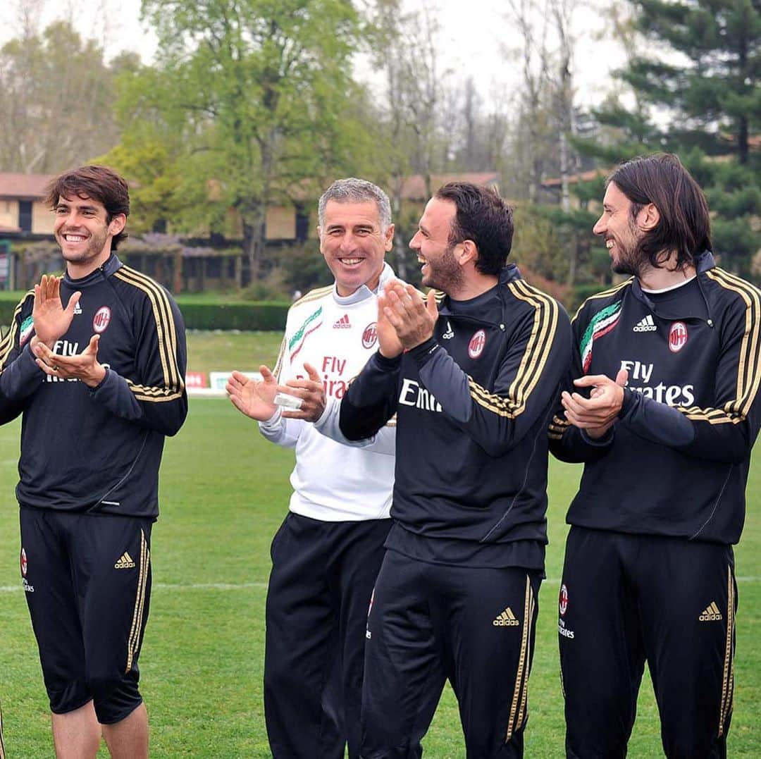 クリスティアン・ザッカルドさんのインスタグラム写真 - (クリスティアン・ザッカルドInstagram)「Prima avversari poi compagni di squadra.. Tantissimi auguroni @kaka 🎂🎉 #kaka #legend #Milan #Palermo #SerieA #birthday #soccer #player  #tbt」4月22日 18時44分 - cristianzaccardo