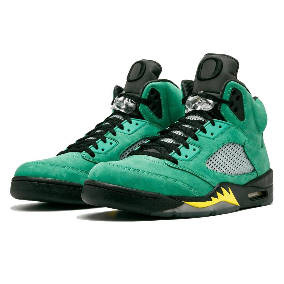 HYPEBEASTさんのインスタグラム写真 - (HYPEBEASTInstagram)「@hypebeastkicks: @jumpman23 is rumored to be releasing the Air Jordan 5 SE “Oregon” later this year. Inspired by the popular PE from 2014, the shoe celebrates the @uoregon with a bright “Apple Green” nubuck upper and a premium black leather tongue and sockliner, while contrasting hits come in the form of “Yellow Strike” on the black midsole paired with a translucent rubber outsole. It’s currenlty slated to drop on September 12 for a rumored price of $225 USD.⁠⠀ Photo: @stadiumgoods」4月22日 18時36分 - hypebeast