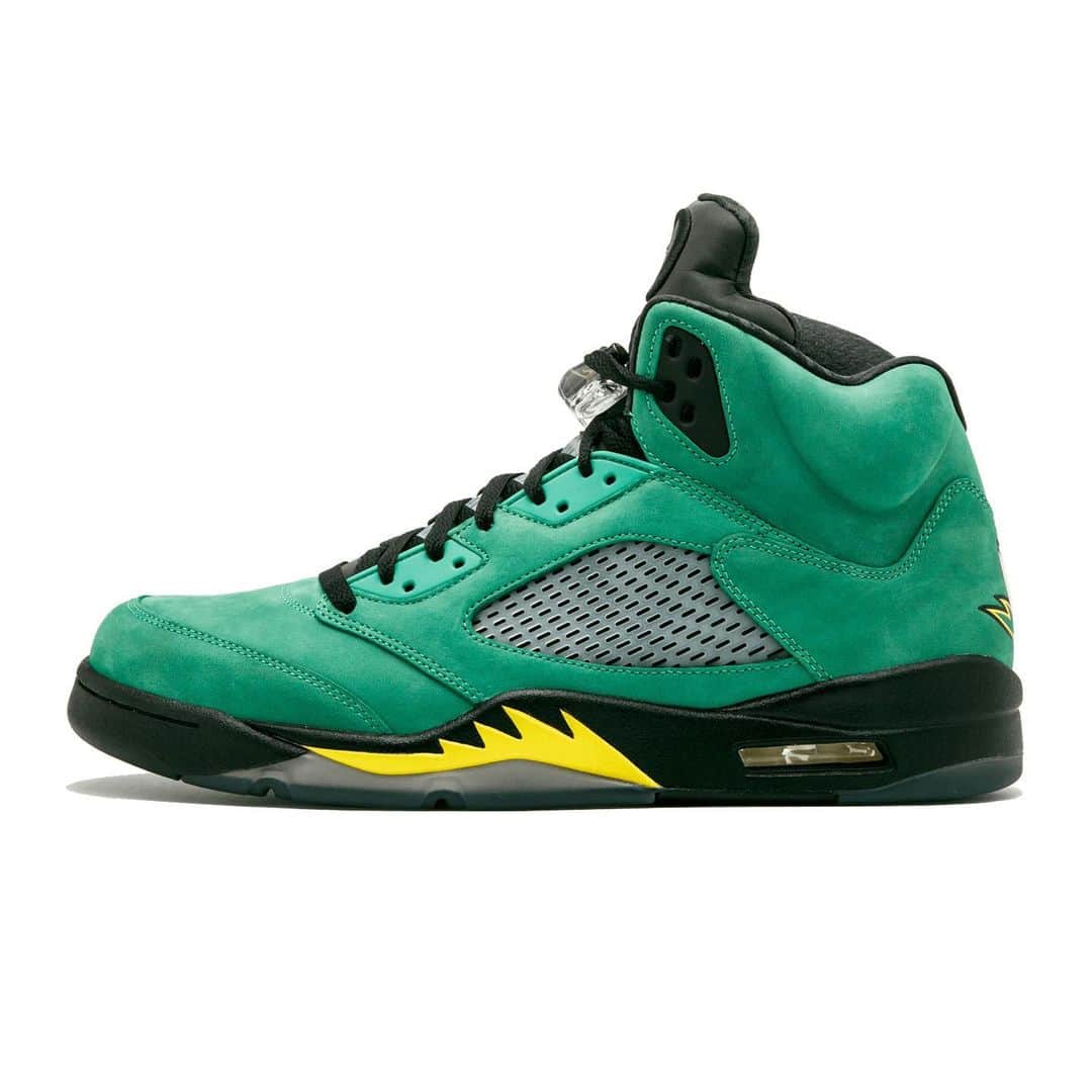 HYPEBEASTさんのインスタグラム写真 - (HYPEBEASTInstagram)「@hypebeastkicks: @jumpman23 is rumored to be releasing the Air Jordan 5 SE “Oregon” later this year. Inspired by the popular PE from 2014, the shoe celebrates the @uoregon with a bright “Apple Green” nubuck upper and a premium black leather tongue and sockliner, while contrasting hits come in the form of “Yellow Strike” on the black midsole paired with a translucent rubber outsole. It’s currenlty slated to drop on September 12 for a rumored price of $225 USD.⁠⠀ Photo: @stadiumgoods」4月22日 18時36分 - hypebeast