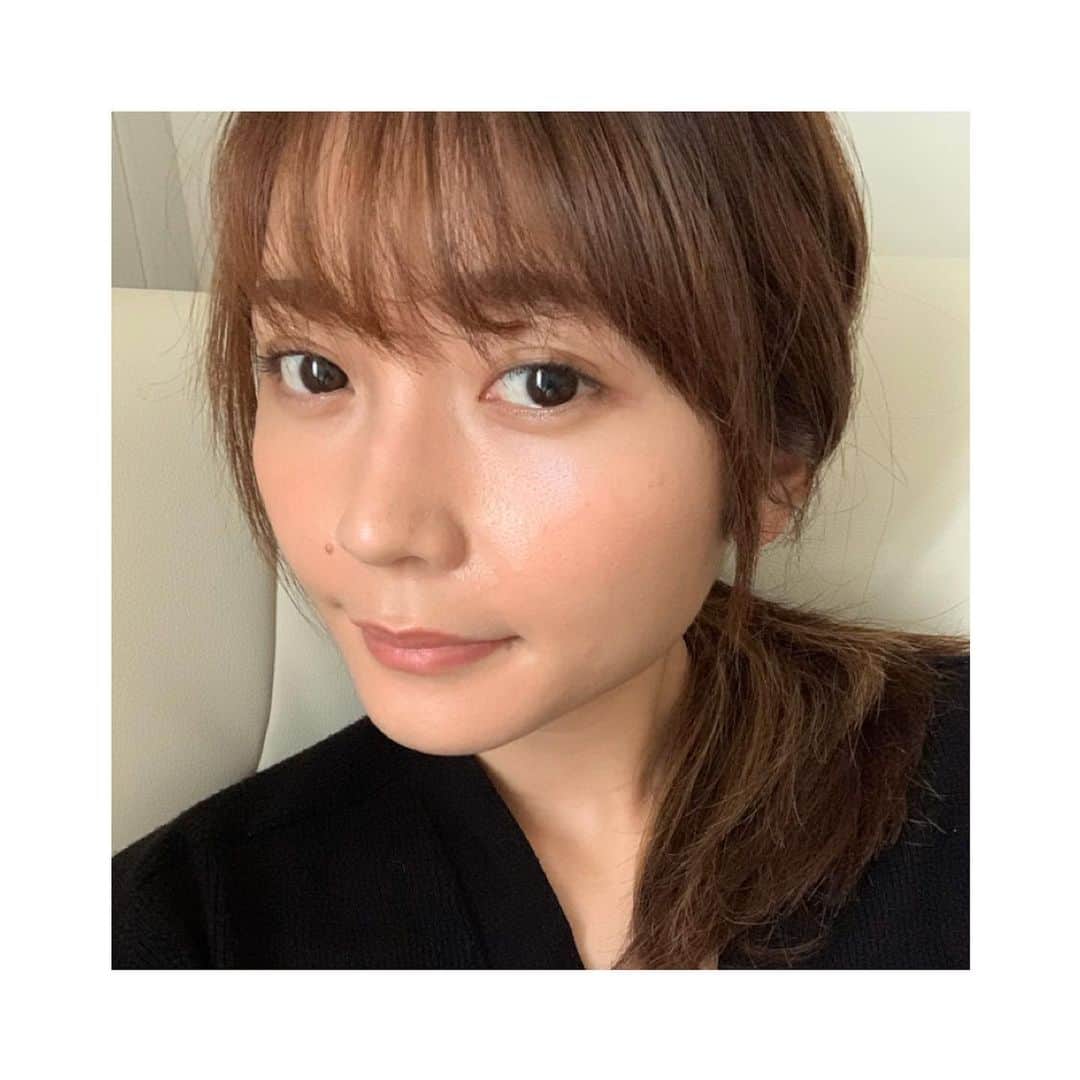 竹崎由佳さんのインスタグラム写真 - (竹崎由佳Instagram)「⁑﻿ 在宅勤務では、ほぼスッピンで過ごしていましたが、﻿ しっかりメイクをして、服も着替えました☺︎﻿ （写真はメイク後です！） そしたらいつもより清々しく、快適に過ごせて﻿、 これまでメイクや服装で切替えできてたんだなぁと﻿ 実感しました！﻿ ﻿ あと、前髪を自分で切りました。﻿ 伸びて邪魔になってきてしまって...﻿ みなさんどうしているのでしょうか？？﻿ ﻿ #在宅勤務　#stayhome #メイク　#makeup」4月22日 18時52分 - yuka__takezaki