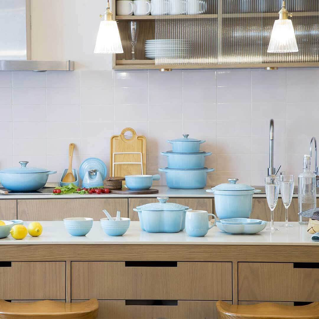 Le Creuset Japon　ル・クルーゼ ジャポンさんのインスタグラム写真 - (Le Creuset Japon　ル・クルーゼ ジャポンInstagram)「.﻿ 先行発売している国々で大人気の「ピュリストブルー」シリーズの鋳物ホーローウェアとストーンウェアが、ついに日本でも登場！﻿ ﻿ 洗練された鮮やかなブルーの色合いでキッチンやテーブルに爽やかに彩ってみてはいかがでしょうか。﻿ ﻿ ﻿ @foodandtravelhk　﻿  #ルクルーゼ #lecreuset #クッキングラム #おうちごはん #cookingram #手料理 #手料理グラム #テーブルウェア #食卓 #ピュリストブルー #おしゃれ食器」4月22日 18時45分 - lecreusetjapon