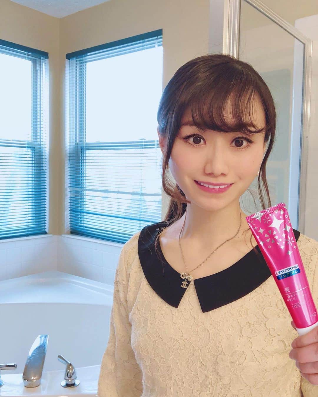 amiさんのインスタグラム写真 - (amiInstagram)「． Recommended toothpast ． 最近家族で使っている歯磨き粉は クリアクリーンプレミアムです💕 ． パッケージデザインがクールなイメージで インテリアにも馴染むのが嬉しいポイント🥰 置いておくと、すぐに使いたくなります♡ ． 「ビューティ・チャージ発想」で、より ハミガキが好きに、常に白い歯でいたい なぁという気持ちになりました💓 ． こちら、大人の歯の悩みに合わせて 選べる3タイプがあります😉 ． とっても気に入ったので、お友達にも こんな素敵な歯磨き粉があるよ〜とおススメ したくなりました(o'ω'o) ． ． #クリアクリーンプレミアム#ビューティチャージ発想 #クリアクリーンプレミアム #強く美しく#美白 #歯質強化 #センシティブ #大人の歯に」4月22日 19時00分 - amikuma1219