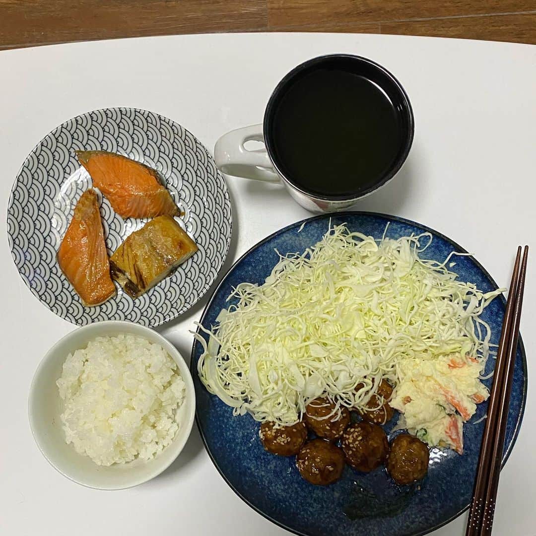 小田幸平のインスタグラム：「今日はサラリーマン金太郎ずっとみてました。晩ごはん食べようかな🍚肉団子、シャケ、サバ、キャベツ、ポテトサラダです。いただきま〜す。#晩ごはん#肉団子#シャケ#サバ#キャベツ#ポテトサラダ#愛媛マンダリンパイレーツ#読売ジャイアンツ#中日ドラゴンズ#はげch」