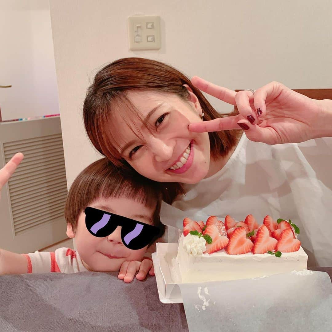のインスタグラム：「おうちでお誕生日🎂 行きつけのお店の味で、家だけど外食気分を味わえることが、とても幸せでした✨ . . . ぼくの誕生日は？と羨ましくなってしまった模様。 あと2週間だよ！ ついに3歳かぁ。。感慨深い。 おうちで愛情たっぷりなごはんを作ってあげよう😊 嬉しいような、寂しいような、ママは複雑な気持ちです。 いっぱい一緒にいたいなぁ。。。 . . . #birthday #homeparty @locavore_uehara」