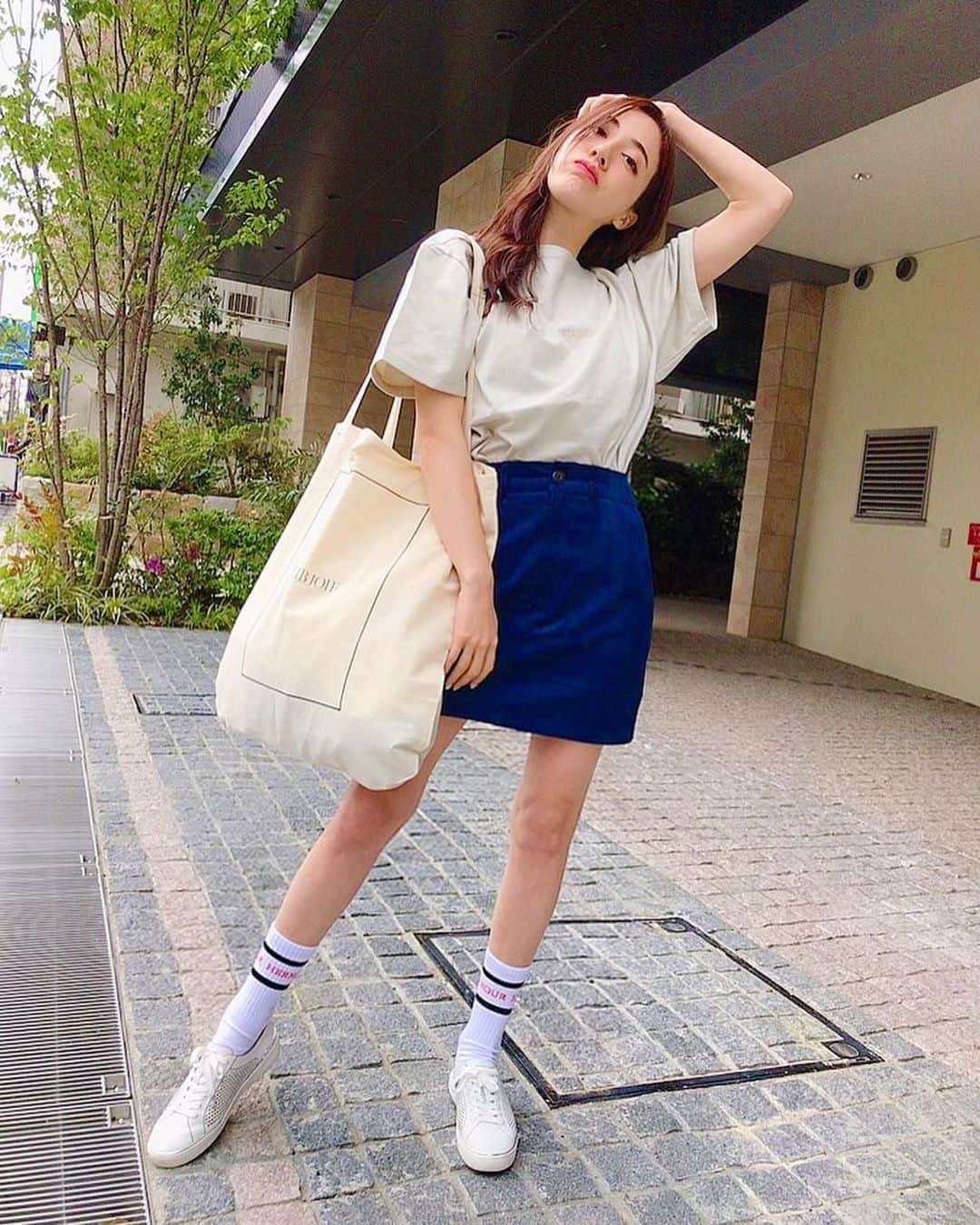 のインスタグラム：「🚶‍♀️ Happy happy grocery shopping day. 😂 I wore makeup for going out. lol #Stayhome .  食材がもうないので久しぶりに外出👟 近所のスーパーにいってきました 春に着たかった　@libjoie Tシャツをおろしたゆ😚 お買い物バッグも #libjoie の💪🏻 おっきくて使いやすい✨ 私服タグ付けしたよん . お出かけできないからスーパーのお買い物だったけどお化粧したよ笑 写真撮る以外はマスク付けちゃうんだけどね👅 みんなマスク作ってみたかな？ . . . , ,  #ootd #春コーデ#chilly  #ダイエット#美容#セットアップ #love #赞#likelike #私服 #粉我#时装#ファッション」