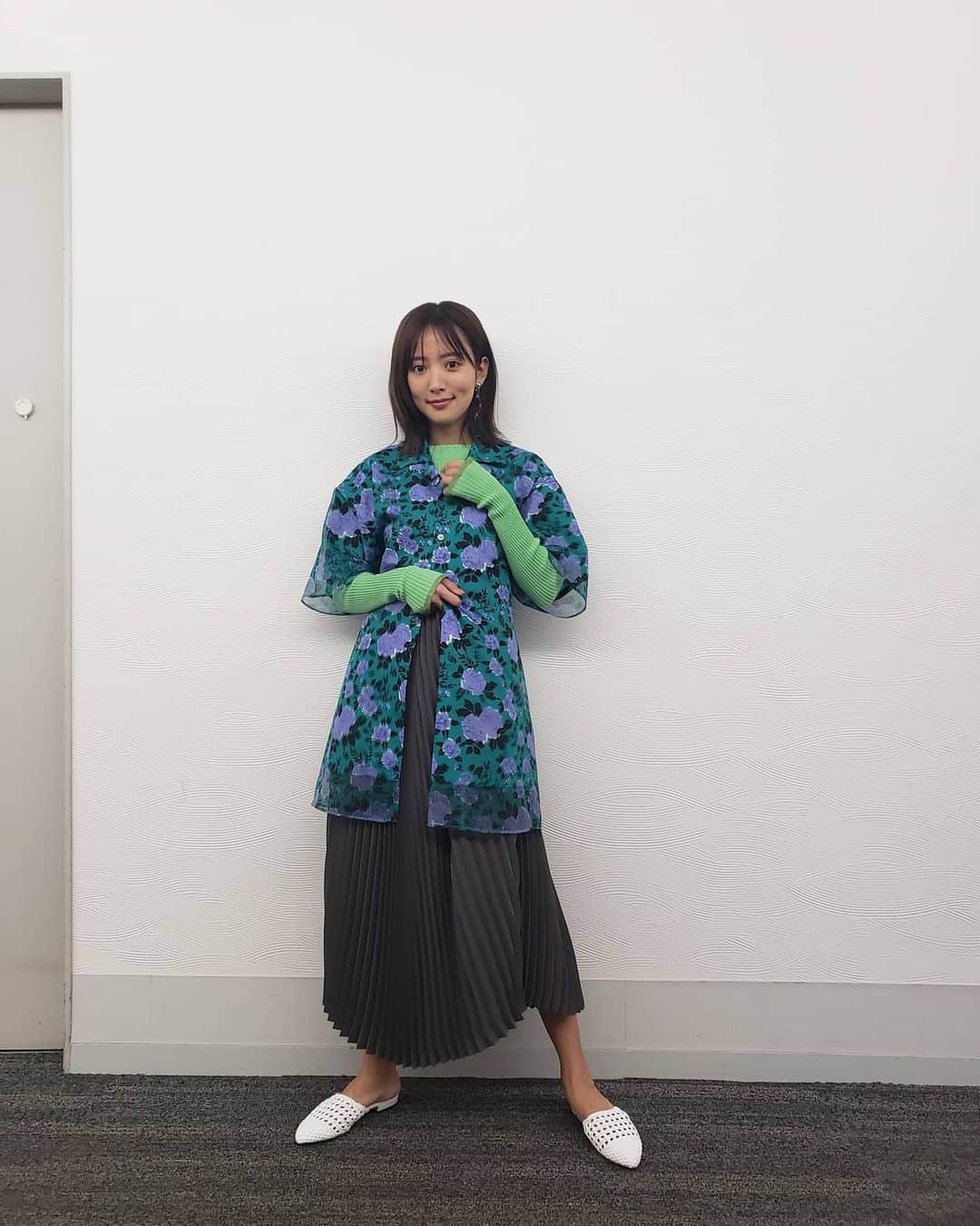 夏菜さんのインスタグラム写真 - (夏菜Instagram)「「あいつ今何してる？」はじまるよー！♥️ Tops, Shirts & Dress: @shokurashina Earring: @bijouri Stylist: @erica_mimura」4月22日 18時59分 - natsuna_official