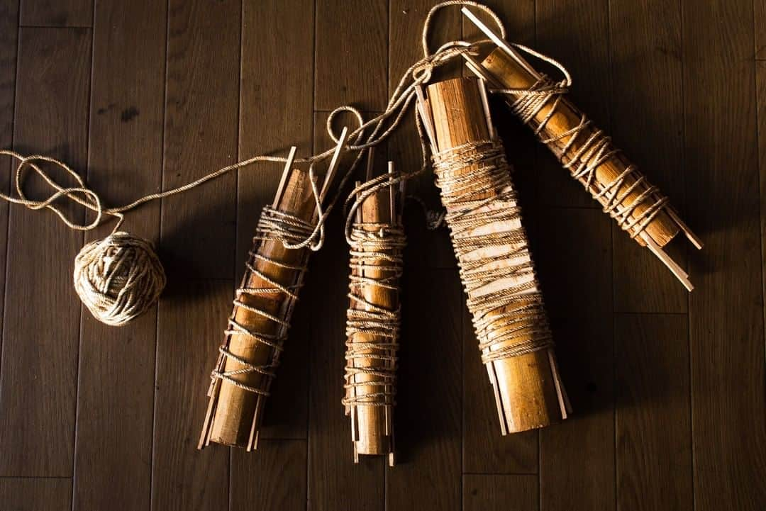 Japanese Craft Mediaのインスタグラム：「Urushi-Bake (Urushi Lacquer Paintbrushs) is made from human's hair and wood. These materials need to dry for a long time. "Seikichi Urushi Bake" what is made by traditional technique since Edo era is using old Japanese hair and Hinoki wood what had been over 100 years ago. Thank you @torakichi_izumi  #japanmade_co #japanmade #japaneseculture #japanstyle #japanlife #urushi #urushilacquer #paintbrush #道具 #tools #craftsmanship #stayhome #おうち時間を楽しむ #japantrip」