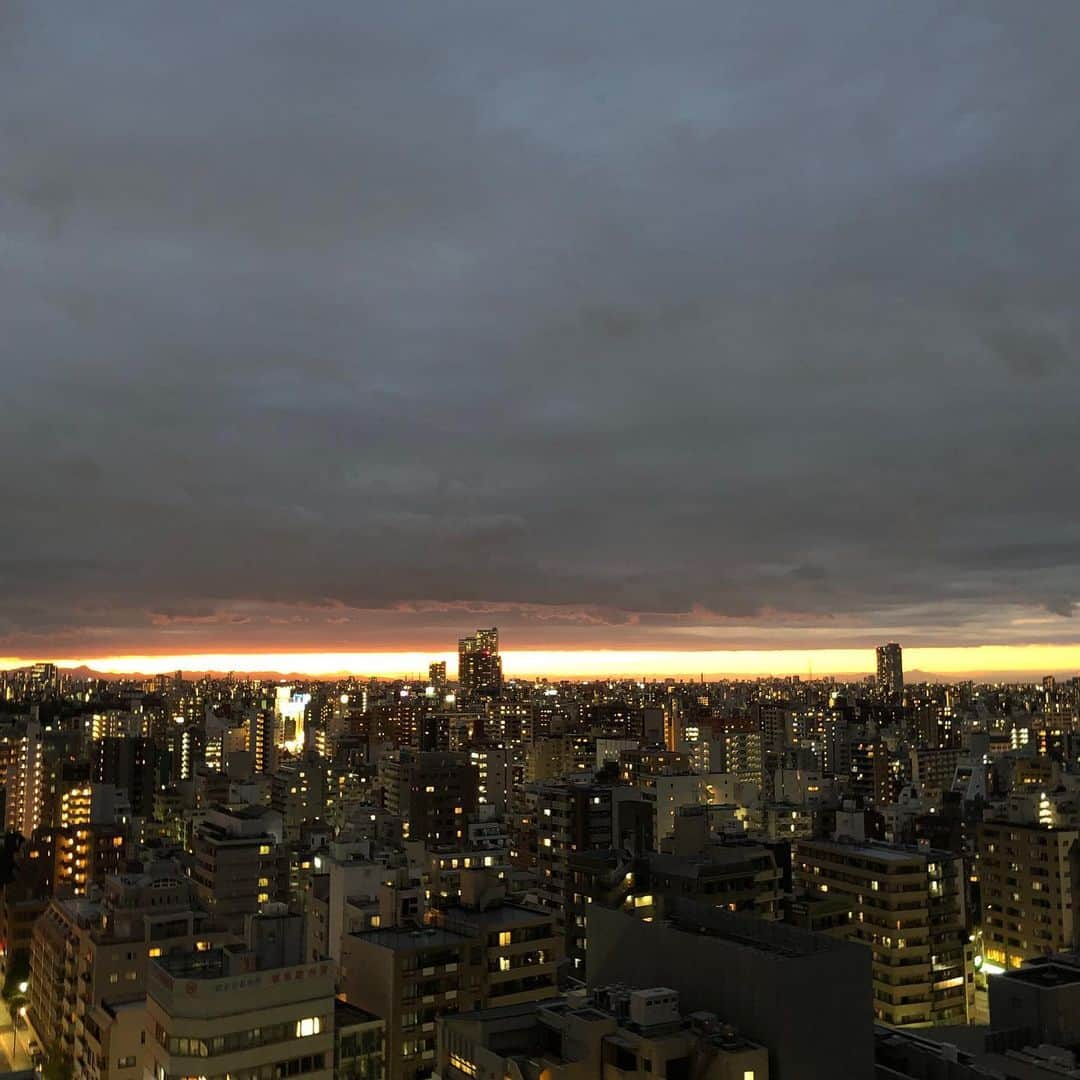 望月律子さんのインスタグラム写真 - (望月律子Instagram)「今日の夕暮れ 厚い雲の向こうに一筋の光。 この真っ黒な雲の向こう側には綺麗な夕日があるんですね…。 #暗雲の向こうはこんなに明るい #今は辛抱の時ですね」4月22日 19時00分 - ritsukomochizuki