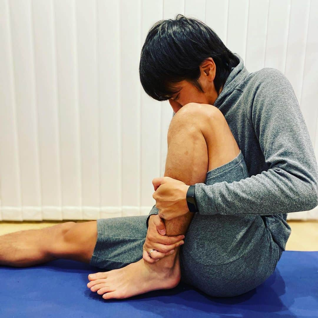 中村憲剛さんのインスタグラム写真 - (中村憲剛Instagram)「: 今日で手術から5ヶ月になりました。  日本、そして世界中に大きな影響を及ぼしている新型コロナウイルスにより、サッカー選手でもある自分は自宅で過ごす日々です。 外に出るのはルカとジジの散歩の時と買い出し時の車出しで、あとは家で家族と過ごしています。  この生活を始めて数週間経ちますが、最初の頃に比べて少しずつ慣れてきました。最初の頃は色々な情報やニュースを整理しきれていなかったし、正しい距離感でこの日常に対応できていなかったと思います。これまでできてたことができなくなるという目の前の生活に対応することで精一杯で、正直にいうと、最初の数日はリハビリに対してのモチベーションはほとんどなかったというか、先を予想できない現状に「よしリハビリをしよう」という精神状態ではありませんでした。 サッカー選手とはいえ、多くのみなさんと同じように自分が感染してしまったら、自分が感染させてしまったら、、、と想像してしまい、バランスを取ることが難しい時期でした。 その間もSNSをTwitter、Instagram、ブログと更新を続けていましたが、自分の立場でできること、今この状況で自分がみなさんにどうアプローチをしていけばいいのか、自分ができることは何かをよく考えるようになりました。ありがたいことにたくさんの方が僕のSNSをフォローしてくれています。自分の更新で元気が出たり、共有してもらったりすることはとても嬉しいですし、また自分自身もみなさんからの反応に逆に元気をもらったり勇気をもらったり励みにしています。これからもその時必要なことを僕なりに考えて発信させていだけたらと思います。  少しずつこの生活に慣れてきて自分なりのペースを掴んでから、ひとりで家にある用具を使い高木PTが作成してくれたメニューでリハビリを再開しています。まさか5ヶ月目にこのような内容の更新をするとは思いませんでしたが、再開の日に向けて置かれた状況で今自分がやれることをやり続けたいと思います。  非常事態宣言が出て約2週間になります。 自分が感染しない、周りに感染させないことが1番大事になると思います。ひとりひとりが自分の行動に責任と自覚をもって、お互いに守りあえるように、感染拡大予防につとめていきましょう。  中村憲剛」4月22日 19時10分 - kengo19801031