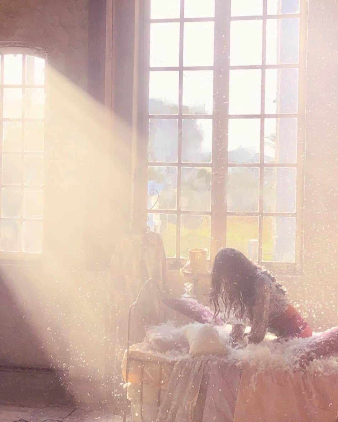 栗原紗英のインスタグラム：「キスの花びら.MVみてね🦢♡」