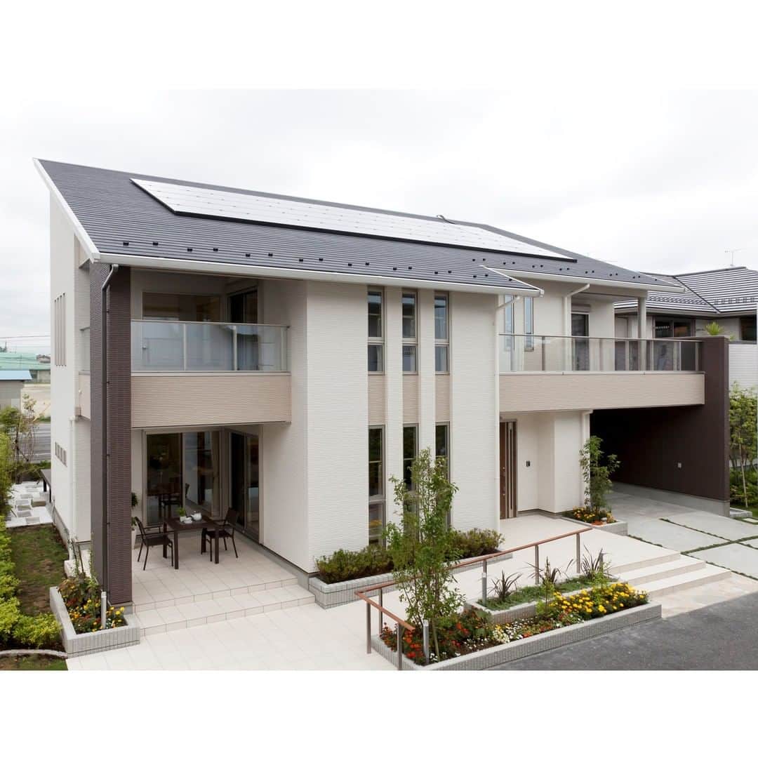 タマホーム株式会社さんのインスタグラム写真 - (タマホーム株式会社Instagram)「上質な雰囲気が漂う佇まい。 清潔感のある”白”をベースとした爽やかで上品な外観。 シャープでスッキリとした切妻屋根には大容量の太陽光発電パネルを搭載。 エネルギーを自給自足する住まいです。 - - - - #外観 #外観デザイン #太陽光発電 #太陽光パネル #切妻屋根 #施工事例 #モデルハウス #モデルハウス見学 #タマホーム #マイホーム計画 #housedesign #myhome #外壁 #新築一戸建て #建替え #自由設計 #注文住宅 #上質な暮らし」4月22日 19時03分 - tamahome_official