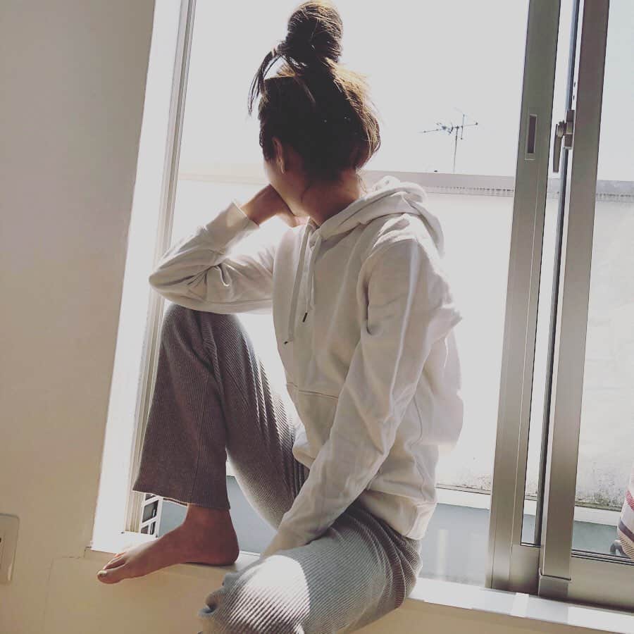 asuka0119のインスタグラム：「2020,4.  #おうち時間  @joliechambre  のリブパンツ  #おうちコーデ にも最適な履き心地(ت) ハイウエストだから本当に脚長くみえます\♡/" . 室外機丸出しですいまてん♥️ . Parker #uniqlo #ユニクロ pants #joliechambre .  #アラフォーコーデ  #アラフォー #プチプラ通販 #通販 @joint_space #jolie_fashion #jointspace #pr yjc511-0213」