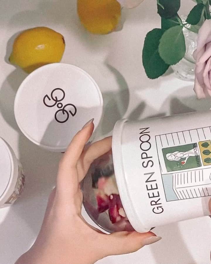 Manamiのインスタグラム：「🥬🍓🍌🥭🥑🥕 @greenspoonjp から 私のカラダや生活に合ったスムージーが届きました🥰❤️ まずパッケージが可愛くてアゲ💓 冷凍だから保存料なしなの！✨ ミキサーかブレンダーがあれば簡単🤍 そして美味しい❤️❤️❤️ coldでもhotでもいけるよ🍹 私は最後にヘンプシードと、 お砂糖なしのココナッツチップスを🥥 自宅時間長いから、野菜もフルーツも摂れて助かる🥰🥬 ㅤ #stayhome #冷凍スムージー #パーソナルスムージー #グリーンスプーン #greenspoon #pr」