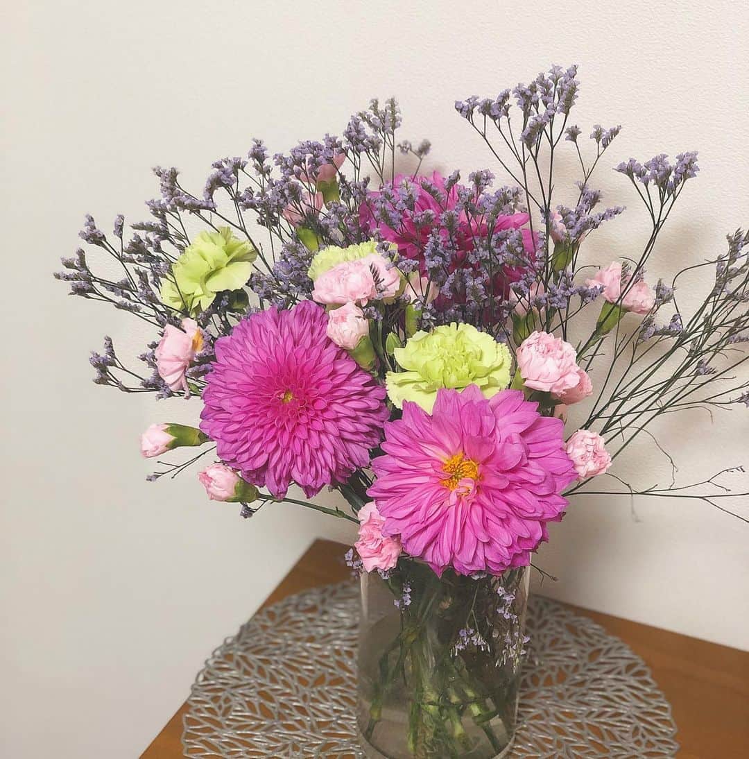 阿部優貴子のインスタグラム：「癒しの花たち。😌💕 今週は、おっきなピンクのダリア🌸 自粛期間になってからは、ずっと @hanadonyaassocie さんで特価になっているお花を週末に頼んで、届いたお花を愛でております。 オンラインだから手にとってお花を確認できない分、色や分量を想像しながら組み合わせて注文するのが楽しいですよ〜！！ みなさんもぜひ！😆💗 *  #花のある暮らし #はながすき #flower #flowerarrangement」