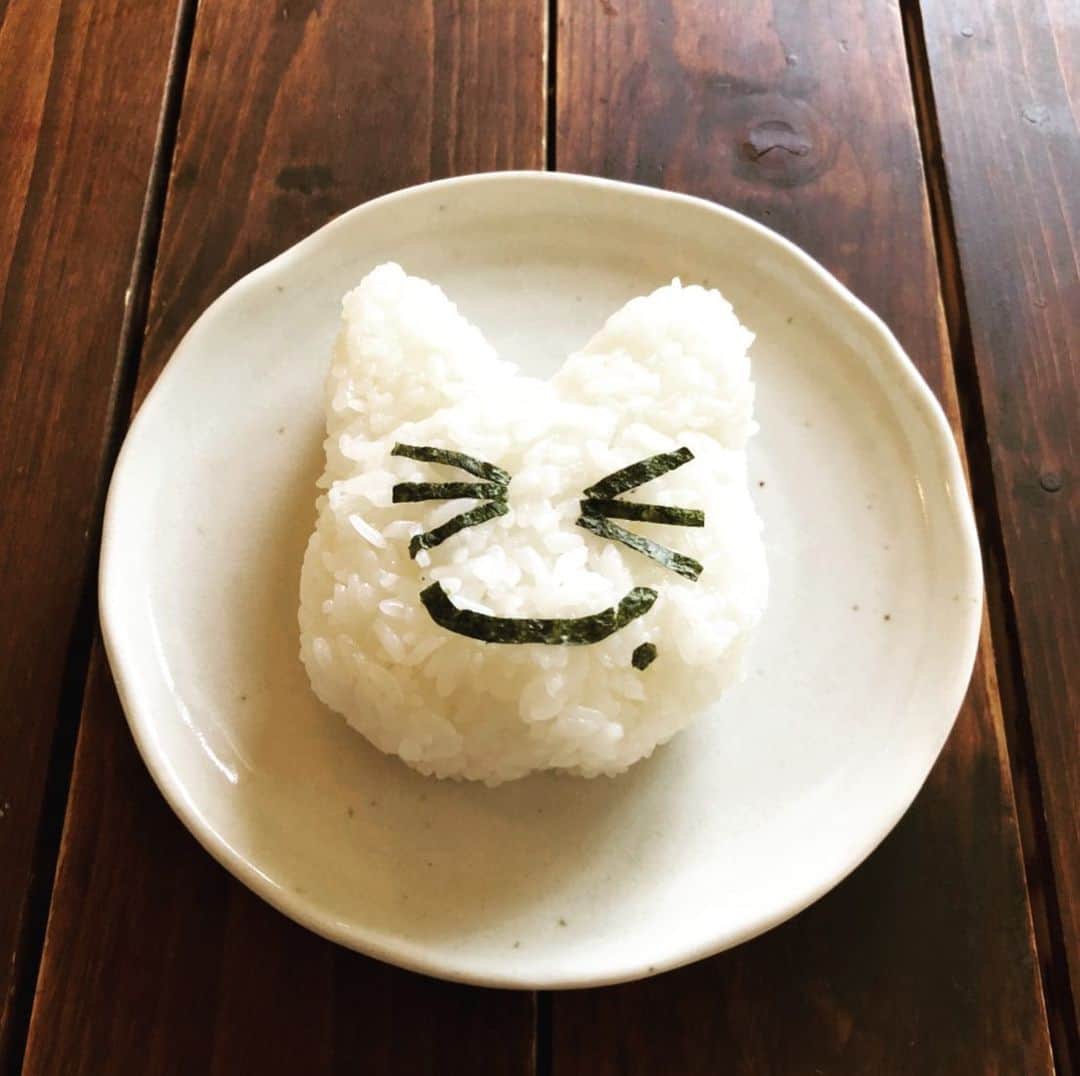 谷内伸也のインスタグラム：「【#祈るおむすびバトン 】﻿ ﻿ 江口ともみさん(@tomomin.eguchi)さんから素敵な#祈るおむすびバトン いただいたので、10年振りくらいに握りました🍙﻿ ﻿ 笑顔で過ごせる世の中が1日でも早く戻りますように。﻿ ﻿ 受け取ったバトンを﻿ #BuZZ(@buzz_3u22)の清水ブラザーズに繋ぎます！﻿ @kentashimizu_buzz﻿ @buzz_kensuke﻿ ﻿ #祈るおむすびバトン﻿ #祈るおむすび﻿ #omusubibatonforprayer﻿ #おにぎりーどっく﻿ #いつものいただきますを楽しく﻿ #おうち時間 #おうちんや」