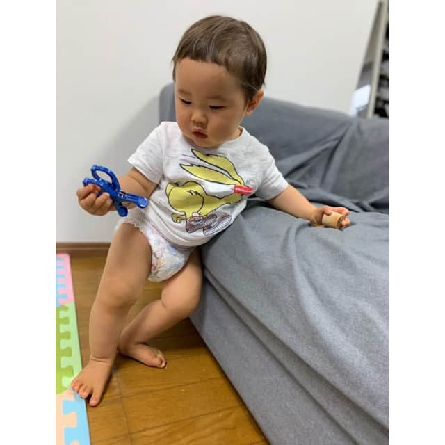 NON-Pさんのインスタグラム写真 - (NON-PInstagram)「🍀2020 / 04 / 20🍀 ・ ユウシン、1歳2ヶ月になりました👶🏻❤️ ・ 最近の変化は、 💡スプーンですくって渡すと上手に食べる🥄 💡好きな絵本がどんどん変わる(今は「ねないこだれだ」)が好き📚 💡言葉を真似する(「あ〜あ」「ワンワン」「まんま」が得意❗️ちょっと前は「にゃあにゃあ」言うてたけど急に言わなくなるwたまに「パパ」「ママ」も言う❤️ 今日急に「パンマン」言い出した❗️多分「アンパンマン」の事だと思う❗️) 💡ただ、何を見ても「ワンワン」って言う😅ww 💡相変わらず歩かないw そもそも歩く事に興味がないのでw歩く事に興味持つように歩く練習してる👣 相変わらずハイハイは高速です👍 💡自然に触れさせたくて、天気のイイ日は芝生に解き放つ🍀 ハイハイしまくるから、膝がドロドロ💦 洗濯大変だけど、楽しそうだし疲れて良く寝てくれるから👍) 💡踊ります🕺🎶(特技はトワークw) 💡首振ってイヤイヤする(イヤじゃなくて楽しい時もするけどw) ・ ざっくりこんな感じです👶🏻 どんどん益々可愛いです😍❤️👶🏻 ←親バカ ・ こんな大変な世の中だけど、すくすく元気に育ってくれて嬉しいです‼️ ユウシンのおかげで、こんな時でも毎日楽しいし、毎日笑顔で過ごせてる‼️ ホント、ユウシンに生かさせてるなぁと実感😌 ありがとう❤️ ・ ・ #コロナに負けるな #生まれてきてくれてありがとう  #1歳2ヶ月 #1years2month  #baby #boy #👶🏻 #happy #smile  #友優心 #ゆうしん #yuushin #cute #🤱🏻 #宝物 #mylove #iloveyou #愛してる」4月22日 19時26分 - nonp_mam