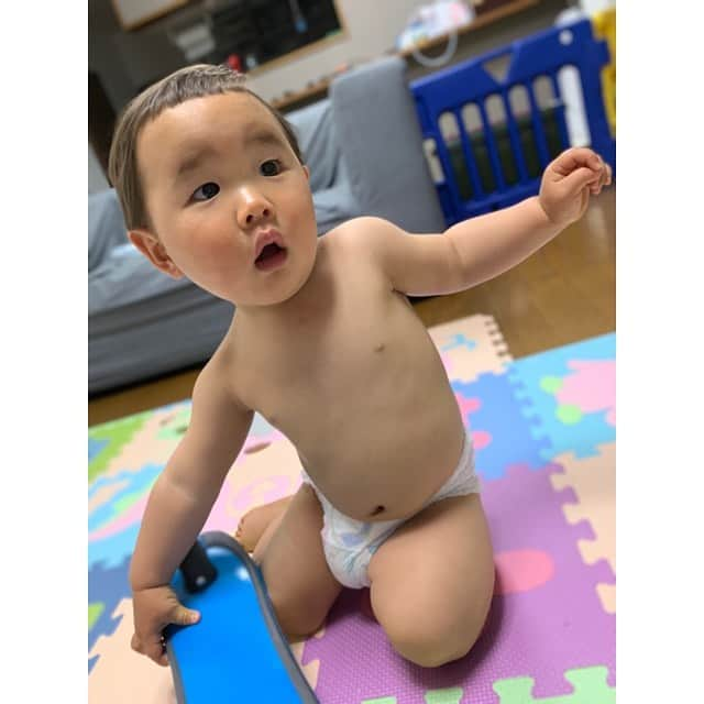 NON-Pさんのインスタグラム写真 - (NON-PInstagram)「🍀2020 / 04 / 20🍀 ・ ユウシン、1歳2ヶ月になりました👶🏻❤️ ・ 最近の変化は、 💡スプーンですくって渡すと上手に食べる🥄 💡好きな絵本がどんどん変わる(今は「ねないこだれだ」)が好き📚 💡言葉を真似する(「あ〜あ」「ワンワン」「まんま」が得意❗️ちょっと前は「にゃあにゃあ」言うてたけど急に言わなくなるwたまに「パパ」「ママ」も言う❤️ 今日急に「パンマン」言い出した❗️多分「アンパンマン」の事だと思う❗️) 💡ただ、何を見ても「ワンワン」って言う😅ww 💡相変わらず歩かないw そもそも歩く事に興味がないのでw歩く事に興味持つように歩く練習してる👣 相変わらずハイハイは高速です👍 💡自然に触れさせたくて、天気のイイ日は芝生に解き放つ🍀 ハイハイしまくるから、膝がドロドロ💦 洗濯大変だけど、楽しそうだし疲れて良く寝てくれるから👍) 💡踊ります🕺🎶(特技はトワークw) 💡首振ってイヤイヤする(イヤじゃなくて楽しい時もするけどw) ・ ざっくりこんな感じです👶🏻 どんどん益々可愛いです😍❤️👶🏻 ←親バカ ・ こんな大変な世の中だけど、すくすく元気に育ってくれて嬉しいです‼️ ユウシンのおかげで、こんな時でも毎日楽しいし、毎日笑顔で過ごせてる‼️ ホント、ユウシンに生かさせてるなぁと実感😌 ありがとう❤️ ・ ・ #コロナに負けるな #生まれてきてくれてありがとう  #1歳2ヶ月 #1years2month  #baby #boy #👶🏻 #happy #smile  #友優心 #ゆうしん #yuushin #cute #🤱🏻 #宝物 #mylove #iloveyou #愛してる」4月22日 19時26分 - nonp_mam