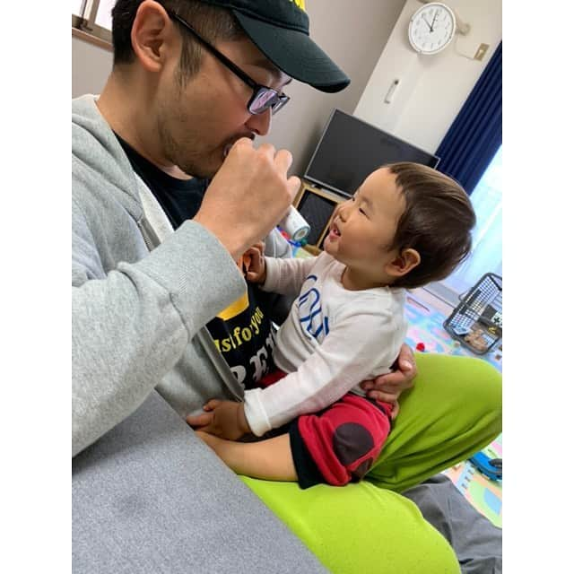 NON-Pさんのインスタグラム写真 - (NON-PInstagram)「🍀2020 / 04 / 20🍀 ・ ユウシン、1歳2ヶ月になりました👶🏻❤️ ・ 最近の変化は、 💡スプーンですくって渡すと上手に食べる🥄 💡好きな絵本がどんどん変わる(今は「ねないこだれだ」)が好き📚 💡言葉を真似する(「あ〜あ」「ワンワン」「まんま」が得意❗️ちょっと前は「にゃあにゃあ」言うてたけど急に言わなくなるwたまに「パパ」「ママ」も言う❤️ 今日急に「パンマン」言い出した❗️多分「アンパンマン」の事だと思う❗️) 💡ただ、何を見ても「ワンワン」って言う😅ww 💡相変わらず歩かないw そもそも歩く事に興味がないのでw歩く事に興味持つように歩く練習してる👣 相変わらずハイハイは高速です👍 💡自然に触れさせたくて、天気のイイ日は芝生に解き放つ🍀 ハイハイしまくるから、膝がドロドロ💦 洗濯大変だけど、楽しそうだし疲れて良く寝てくれるから👍) 💡踊ります🕺🎶(特技はトワークw) 💡首振ってイヤイヤする(イヤじゃなくて楽しい時もするけどw) ・ ざっくりこんな感じです👶🏻 どんどん益々可愛いです😍❤️👶🏻 ←親バカ ・ こんな大変な世の中だけど、すくすく元気に育ってくれて嬉しいです‼️ ユウシンのおかげで、こんな時でも毎日楽しいし、毎日笑顔で過ごせてる‼️ ホント、ユウシンに生かさせてるなぁと実感😌 ありがとう❤️ ・ ・ #コロナに負けるな #生まれてきてくれてありがとう  #1歳2ヶ月 #1years2month  #baby #boy #👶🏻 #happy #smile  #友優心 #ゆうしん #yuushin #cute #🤱🏻 #宝物 #mylove #iloveyou #愛してる」4月22日 19時26分 - nonp_mam