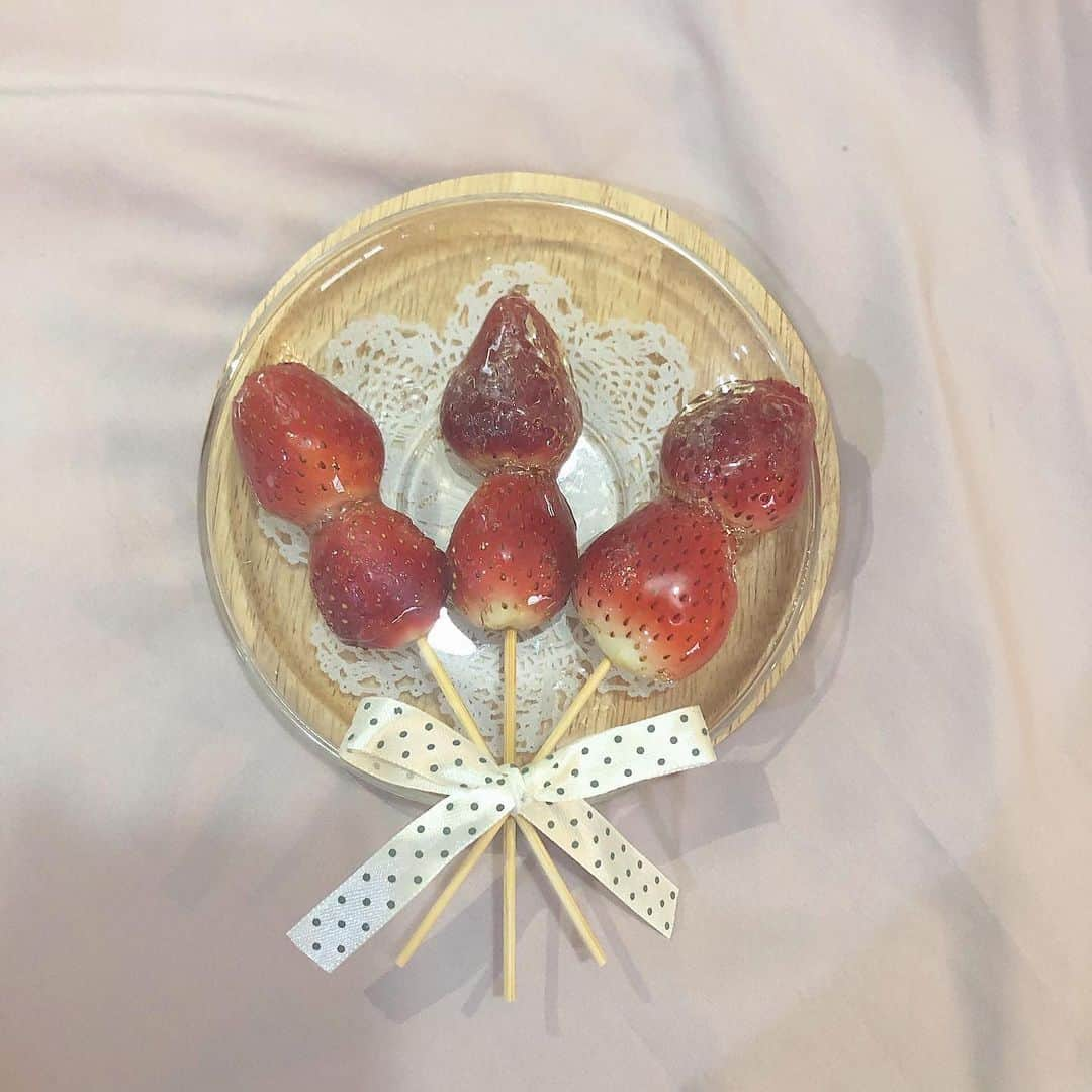 一ノ瀬陽鞠（ひまりん）さんのインスタグラム写真 - (一ノ瀬陽鞠（ひまりん）Instagram)「. ♡strawberry candy♡. . 毎日ライブ中4度目の正直でようやく完成したいちご飴!!(🍓). . ライブ中で作ったの焦げたり混ぜたり色々あってねー笑. オシャレに取れてるかなぁ。😳💕💕💕. . 他にもライブでダイエットお菓子作ったりもしてるから、良かったら自粛中に女子力上げようとしてるひまのことみにきてね笑. 一緒にお菓子つくろぉ〜❤️. . . . #いちご飴」4月22日 19時26分 - lespros_himari