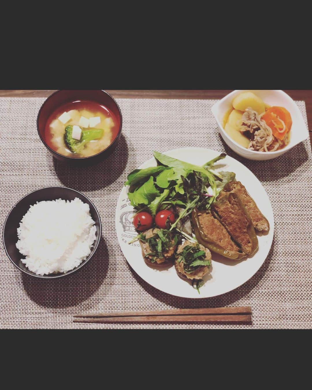 亀山耕平さんのインスタグラム写真 - (亀山耕平Instagram)「料理研究家の脇雅世先生 @masayowaki が発起人となりスタートした #料理リレー。 新型コロナウイルスが猛威をふるい、全国に緊急事態宣言が出され、外出自粛を余儀なくされている今、おうちで料理をする機会が増えた人たちに役立ててもらおうという試みだそうです。  @isaohorie007 地蔵屋の大将からバトンをいただきました！  なんで僕なんですか‼️笑笑  とか言いつつ、気持ちだけ込めて素人なりにセッセと料理😎👍 #ピーマンの肉詰め #椎茸の肉詰め #肉じゃが  味付けは高校、大学の合宿所生活時代に鍛えた食事当番力を生かして、こんな感じでしょう！と半分投げやりになるのがコツです💡笑  妻も子供も美味しいと言ってくれたので料理した甲斐がありました💯  お次は台湾料理屋　相思豆(チャンスートウ) @chanceippai  そして妻の友人 @piiiiiika06  どちらも日頃お世話になっているお二人にお願いしようと思います！  #stayhome #おうちで過ごそう」4月22日 19時19分 - kohei.kameyama