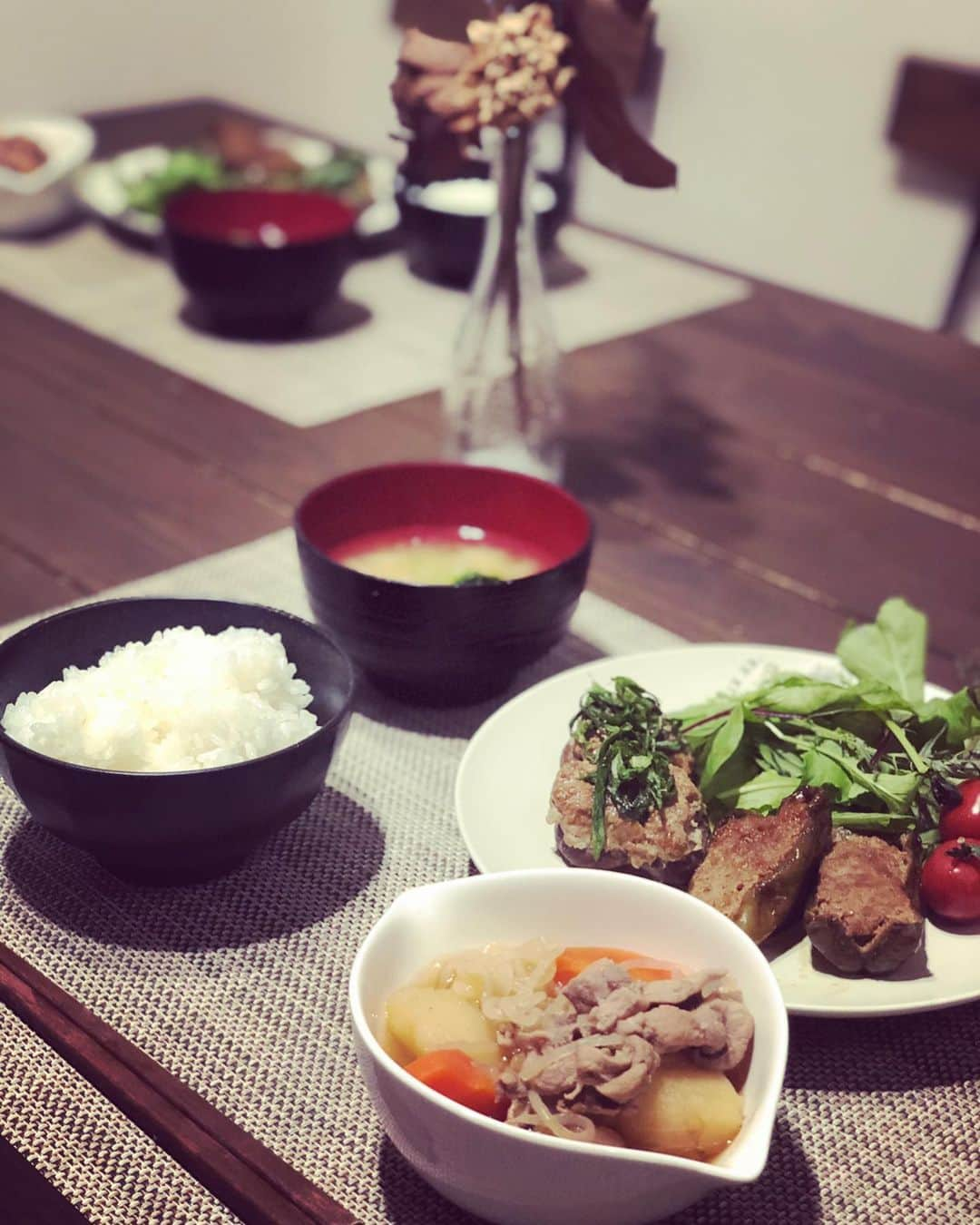 亀山耕平さんのインスタグラム写真 - (亀山耕平Instagram)「料理研究家の脇雅世先生 @masayowaki が発起人となりスタートした #料理リレー。 新型コロナウイルスが猛威をふるい、全国に緊急事態宣言が出され、外出自粛を余儀なくされている今、おうちで料理をする機会が増えた人たちに役立ててもらおうという試みだそうです。  @isaohorie007 地蔵屋の大将からバトンをいただきました！  なんで僕なんですか‼️笑笑  とか言いつつ、気持ちだけ込めて素人なりにセッセと料理😎👍 #ピーマンの肉詰め #椎茸の肉詰め #肉じゃが  味付けは高校、大学の合宿所生活時代に鍛えた食事当番力を生かして、こんな感じでしょう！と半分投げやりになるのがコツです💡笑  妻も子供も美味しいと言ってくれたので料理した甲斐がありました💯  お次は台湾料理屋　相思豆(チャンスートウ) @chanceippai  そして妻の友人 @piiiiiika06  どちらも日頃お世話になっているお二人にお願いしようと思います！  #stayhome #おうちで過ごそう」4月22日 19時19分 - kohei.kameyama