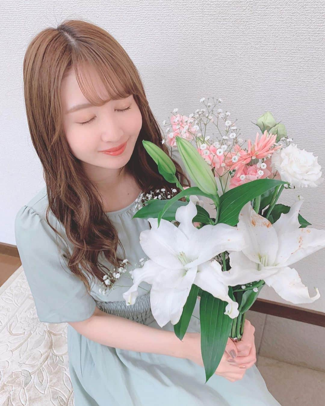 沢井里奈さんのインスタグラム写真 - (沢井里奈Instagram)「♡ . おうち時間の癒しにお花を💐✨ 大好きなピンクと白🌸💭 . . お洋服はw.r.kさん(@w.r.k_official )の ｢‪ウエストシャーリングワンピース‬｣👗💕💕 . グリーンの色味がとっても可愛い💚✨ ウエストの部分がゴムになっていて、 楽に着用出来るうえに ラインを綺麗に見せてくれます😌💕💕 . . そして質問頂いていた BIDOLを使ったメイクですが この日のメイクで使用しています🌷✨ . ☑アイシャドウ：BIDOL THEアイパレ[03 秘密のオレンジ] ☑リップ：OPERA リップティント N‬ [03 アプリコット] . アイシャドウの発色がすごく良くて お気に入りです🧡✨ 私は奥二重なのでアイシャドウは かなり広めにしてます☺️💓💓 . 遅くなってしまい、 そして写真だと見ずらいかもで ごめんなさい😭😭😭 また色々試行錯誤してみます！！ . . #flower #w_r_k #bidol #opera #お花 #おうち時間 #ダブルアールケー #さわーコーデ #さわーコスメ」4月22日 19時21分 - sawairina