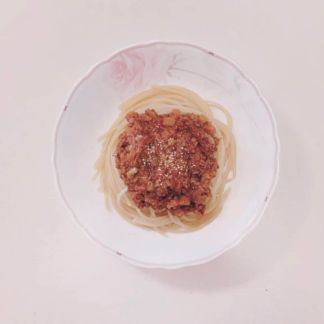 牧村里奈のインスタグラム：「. 今日はボロネーゼ作ったの！ めちゃ美味しくできて満足🤤❤️ . もともと料理なんてやらんかったけど 最近はちゃんと作ってるんだあ . .  #自炊力#絶賛向上中やで #このまえ #お酢とみりんを入れ間違えたけどねっ☺️ #1人暮らし#おうちごはん」