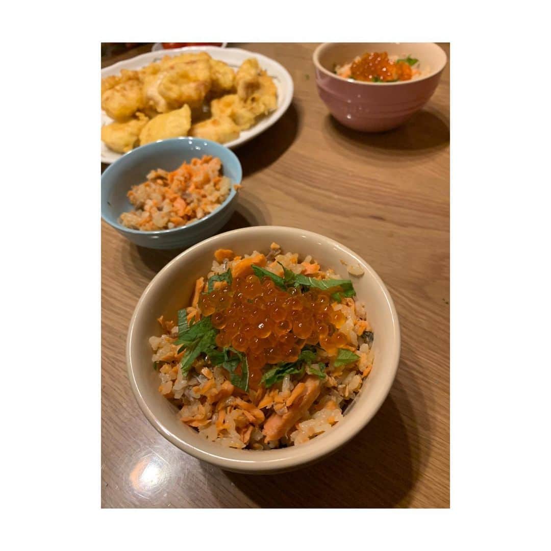 平中克幸のインスタグラム：「. 今日も作りましたよ〜。 . . 今日もバーミキュラを使って 鮭めしです！！ . . 王子サーモンの美味しさとバーミキュラで 昨日、今日と美味しく作れました！ . . 料理が楽しくなってきた! . . けど明日はお休みしたいと思います笑 . . . お休み出来ない主婦の皆さん、 ほんと素晴らしいと思います。 . . #いつもありがとう #王子サーモン #vermicular  #鮭めし」