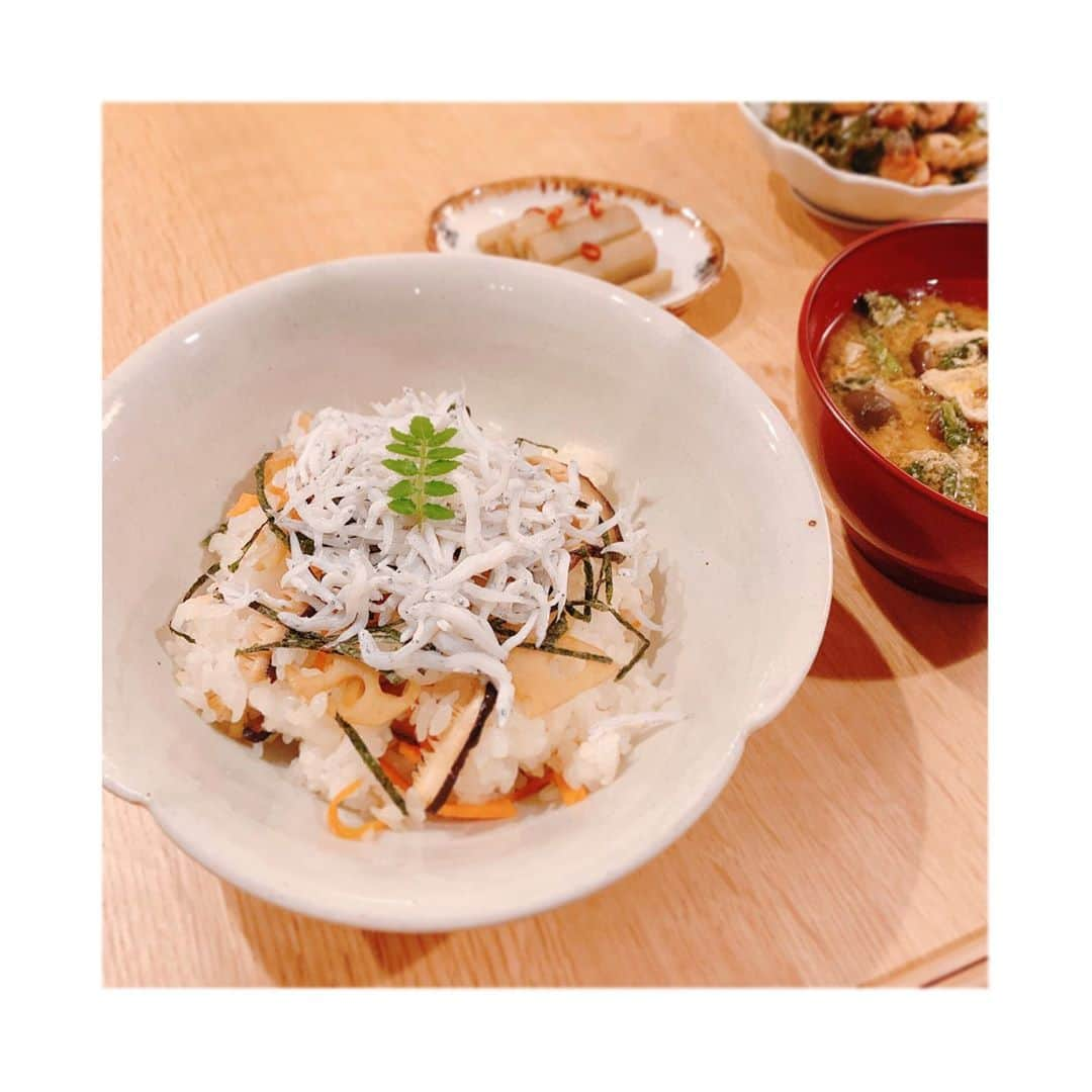 トリンドル玲奈さんのインスタグラム写真 - (トリンドル玲奈Instagram)「しらすのちらし寿司を食べました☺︎ ﻿ ﻿ お味噌汁は @dr_akiko 先生が送ってくださった健康みそ汁を使って。﻿ 春菊とキノコ、卵を入れたよ🥚(→真似っこ☺️) ﻿ ﻿ 鮭の煮物も作ったのだけど、写真にあまり入ってない😱笑﻿ ﻿ おやつは @doctorsdesignplus のを食べていると、腸の調子が良いです☺︎﻿ さっきもネットで注文しちゃった🤤﻿ ﻿ 甘酒もおいしい、、🤤 ﻿ ﻿ #うさぎで遊びすぎてすみません」4月22日 19時28分 - toritori0123