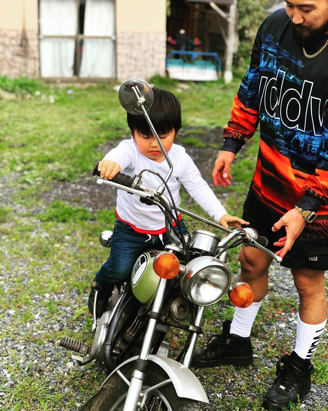 大澤茂樹さんのインスタグラム写真 - (大澤茂樹Instagram)「田舎に行ってバイクに乗せてみた🏍 2歳児にはまだ早いなw STRIDERから始めよ🚲 #埼玉 #熊谷 #バイク #YAMAHA #GT #息子 #son #2歳  #reversal #rvddw」4月22日 19時29分 - shigeki_osawa