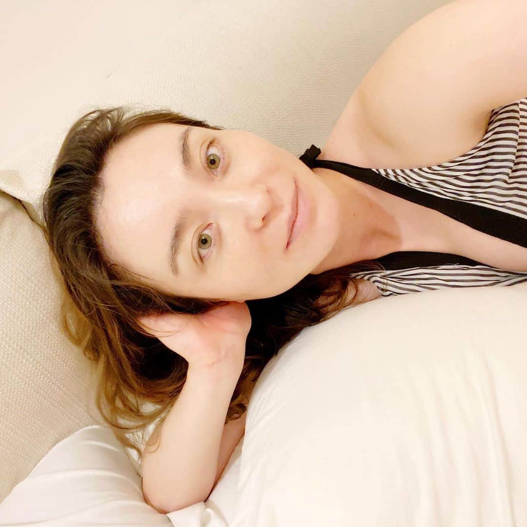エミ・マイヤーのインスタグラム：「Devotion during uncertain times is a way to unclutter the mind 💭For once not trying to juggle career and family, but finding joy in every word my daughter says in English or Japanese. #38weeks and may have to give birth alone due to current hospital policy.  However just training my mind to focus on #love #❤️ #family and the objects of my devotion 🙏」