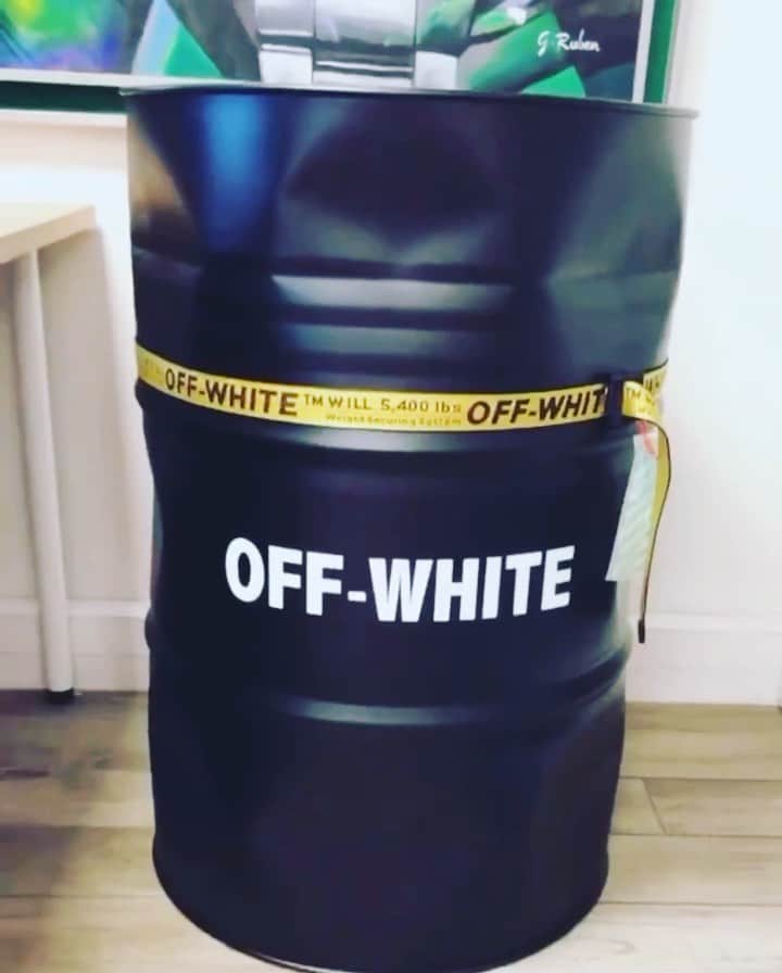 アディル・ラミのインスタグラム：「Je vous partage cette merveille by : @number_7_design @number_7_design lui j’avoue il déchire 😃😃😃😃 #offwhite」