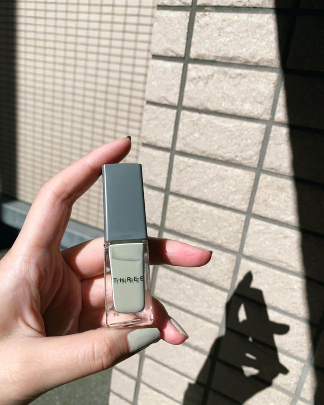 Shiho Sasakiのインスタグラム：「自粛期間中はネイルを変えに行けないので お家でself nail💅 @chiha49 が教えてくれた方法で 無事、綺麗にオフ出来たよ✌️ @threecosmetics のネイルポリッシュは発色はもちろん、速乾性もあるので気に入ってる💯 #stayhome#nails#nailpolish#three」
