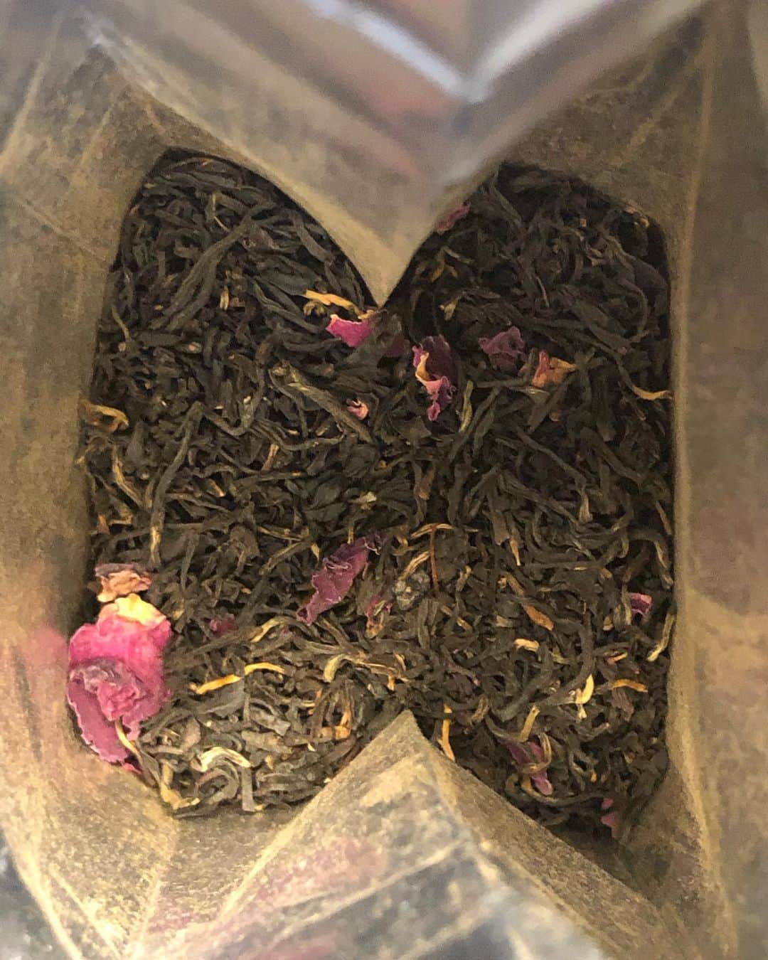 Baekのインスタグラム：「@bellocq の紅茶 薔薇と燻製のお茶が入っている紅茶 また紅茶買いにいけますように💭  Organic Indian and Chinese black teas, rose, and organic chile threads」