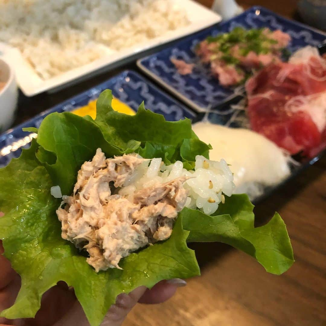 小池祥絵さんのインスタグラム写真 - (小池祥絵Instagram)「外出自粛のため、食べることが一番の楽しみな毎日😆 今日は次女リクエストの手巻き寿司パーティです🍣 スーパーに手巻き寿司セットが売ってなかったので売ってたもので！ 一番人気はツナ✨ 何にでも合わせちゃいます🤣 #おうちごはん  #手巻き寿司パーティ #ツナなんにでもあわせちゃう #マグロツナ #ネギトロツナ #挙句の果てはツナキュウリガリサラダ巻き #ガリはトッピングじゃなかったんだけどな #食の追求が止まらない  #毎日何かしらのパーティ #たこ焼きパーティ #餃子パーティー  #もつ煮パーティ #なんでもパーティつけると楽しくなるね #旦那の分のご飯と海苔がなくなっちゃった #旦那は刺身パーティ」4月22日 19時40分 - koikesachiesan