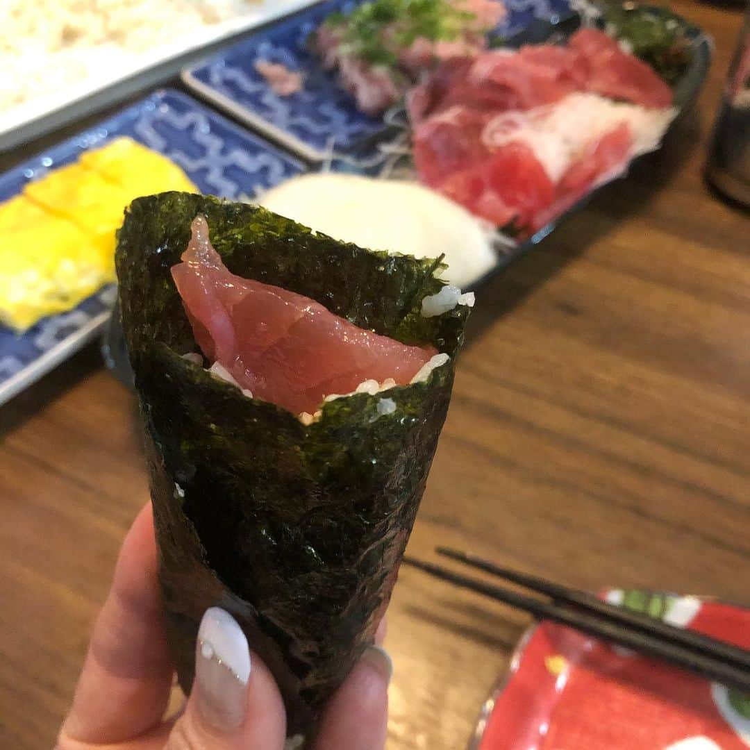 小池祥絵さんのインスタグラム写真 - (小池祥絵Instagram)「外出自粛のため、食べることが一番の楽しみな毎日😆 今日は次女リクエストの手巻き寿司パーティです🍣 スーパーに手巻き寿司セットが売ってなかったので売ってたもので！ 一番人気はツナ✨ 何にでも合わせちゃいます🤣 #おうちごはん  #手巻き寿司パーティ #ツナなんにでもあわせちゃう #マグロツナ #ネギトロツナ #挙句の果てはツナキュウリガリサラダ巻き #ガリはトッピングじゃなかったんだけどな #食の追求が止まらない  #毎日何かしらのパーティ #たこ焼きパーティ #餃子パーティー  #もつ煮パーティ #なんでもパーティつけると楽しくなるね #旦那の分のご飯と海苔がなくなっちゃった #旦那は刺身パーティ」4月22日 19時40分 - koikesachiesan