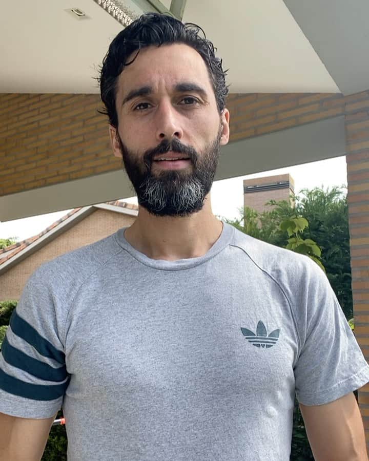 アルバロ・アルベロアのインスタグラム：「Dos dias para que finalice la subasta solidaria de la @fundacion.realmadrid a través de nuestros amigos de @lagalerna_. ¡Corred, insensatos! Link in bio」