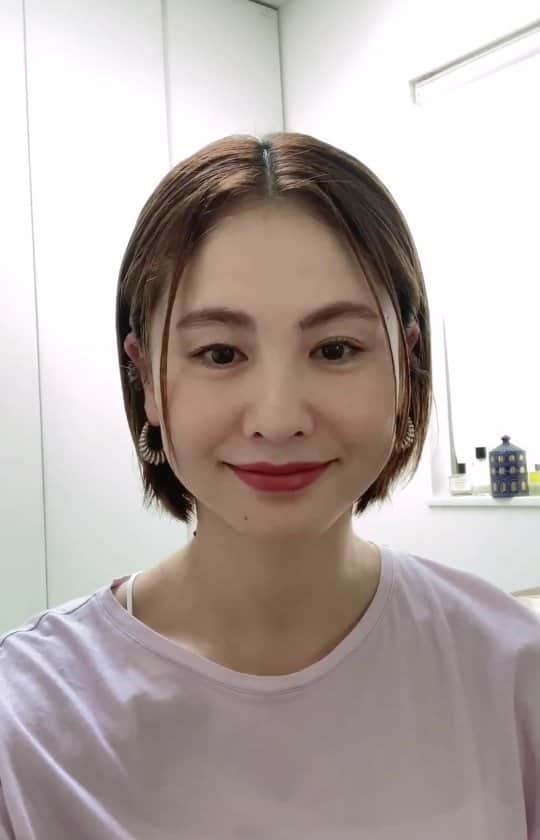 浜口ユウイチのインスタグラム：「二ノ宮さん @wakako.ninomiya の髪型をについてお客様から、良く聞かれるので。  朝のセルフスタイリングを動画を、送ってもらいました‼  アイロンは、giteと同じものです。  #スタイリング #セルフスタイリング #セルフスタイリング動画 #ボブ #スタイリング動画 #エヌドッド #美容院 #美容室 #美容師 #サロモ #撮影 #サロン #ヘアサロン　#gite #ジーテ #横浜 #東横線」