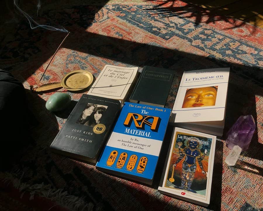 クリスティナ・バザンのインスタグラム：「Some magical books I’ve been reading for the past few weeks 🌿 1. Le Mariage du Ciel et de L’Enfer by William Blake (check out also his paintings 🙏🏻) 2. Le Troisième Oeil by Michel Coquet (all about Third Eye activation) 3. Poetry by Leonard Cohen 4. Just Kids by Patti Smith (most thoughtful gift from dear @ineskarma) 5. The Ra Material Book 1 (Honestly by far one of the most amazing books I’ve read in a long time. You won’t see life in the same way after reading this.) 6. La Bhagavadgita / Also recommend books by Dolores Cannon which I have been listening to in audio version while cooking and painting 🌞 Enjoy and sending much love.」