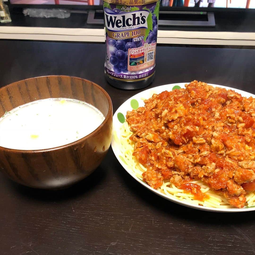 のインスタグラム：「矢崎さん直伝‼️ 特大トマトソーススパゲッティ^ ^  #料理 #麺茹でるの失敗して麺が塊になったのは秘密🤫笑 #今日はスープも付けて #お家時間」