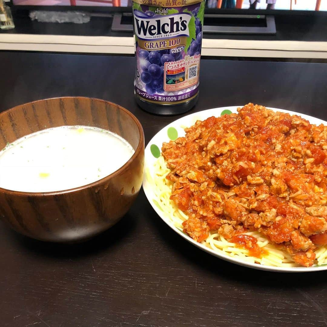 中村祐太のインスタグラム：「矢崎さん直伝‼️ 特大トマトソーススパゲッティ^ ^  #料理 #麺茹でるの失敗して麺が塊になったのは秘密🤫笑 #今日はスープも付けて #お家時間」