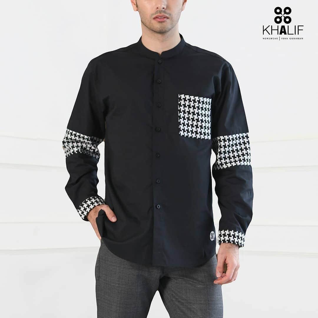 Ivan Gunawanさんのインスタグラム写真 - (Ivan GunawanInstagram)「Siapkan waktumu untuk membungkus koleksi terbaru dari @khalif_menswear! Hounstooth Black Long Sleeveshirt akan jadi pilihan yang cocok menyambut Ramadhan kali ini kawan.  Klik link di bio @khalif_menswear untuk temukan semua koleksinya!  Dapatkan FREE ONGKIR sebesar 25.000 untuk pembelian 2 item produk @khalif_menswear!  Order right now, fellas!  Information Order WA 08194886655 WA 081977744555  #bikinganteng #khalifmenswear #kawankhalif #newtrends #iamkhalif #manly #gentleman #occasion #menswear」4月22日 19時51分 - ivan_gunawan