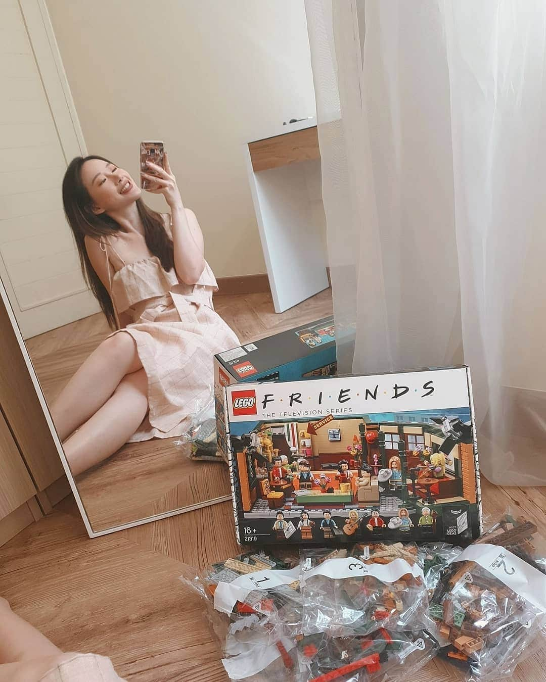 エリッサ・ヤマダのインスタグラム：「Who said money can't buy you a new set of FRIENDS? 😛 Thank youuu for this early birthday gift, mbfam @vncntsim 🤗 Just what I needed during this crazy time! 💖  #HomeELone #quarantinelife #friendstvshow #friendstvseries #friendslego #centralperk」