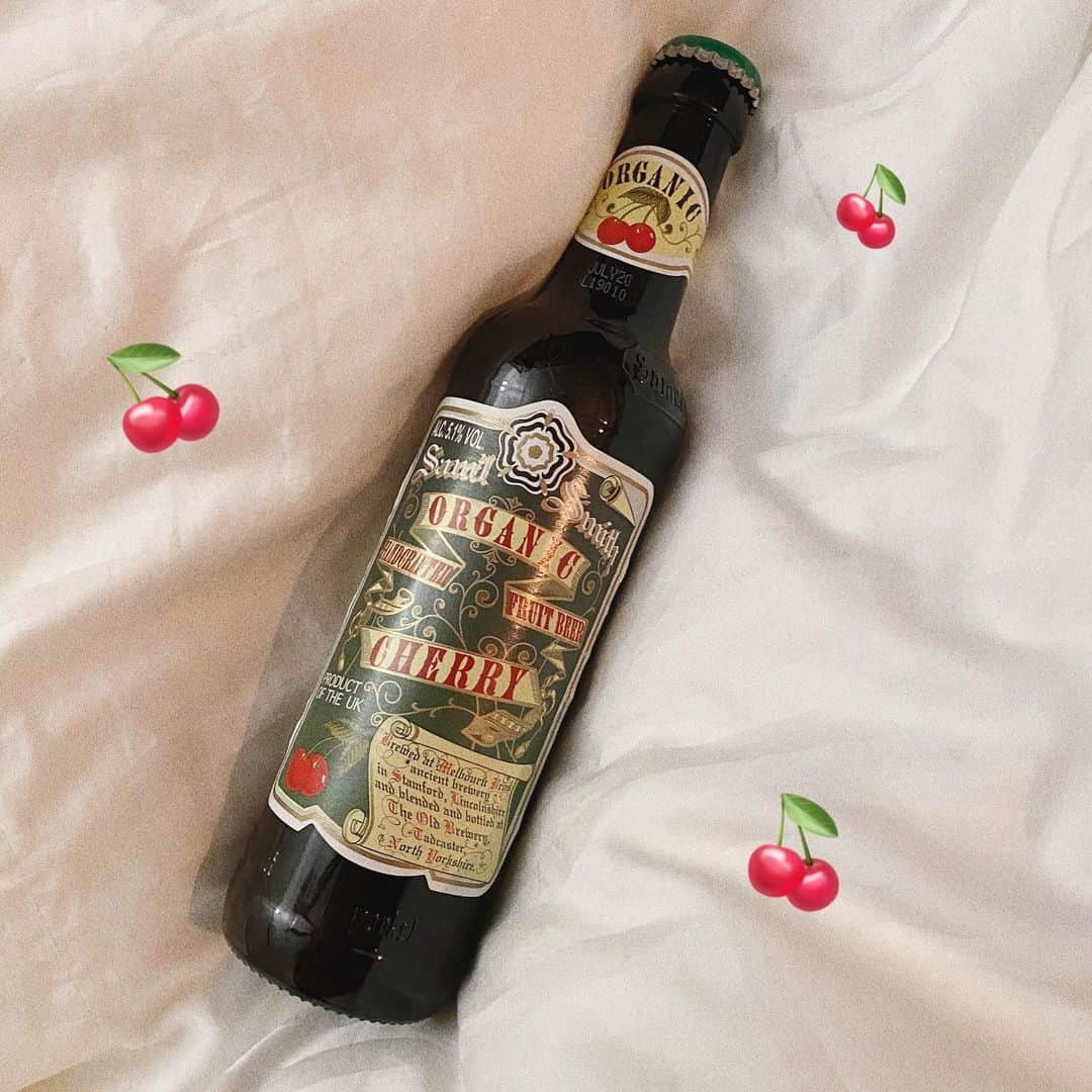 mimさんのインスタグラム写真 - (mimInstagram)「オーガニックチェリービール🍒 オーガニックという文字に弱いです🥺  オーガニックチェリービールとネットで検索したら出てくるよ　笑 味はチェリージュースとビールが混ざったビアカクテルみたいな味。甘みと酸味、苦味のバランスが良くて女の子が好きそうな味だよ🙆‍♀️ ベルギーのチェリービール、Mysticもオススメ」4月22日 19時55分 - mim_11_11